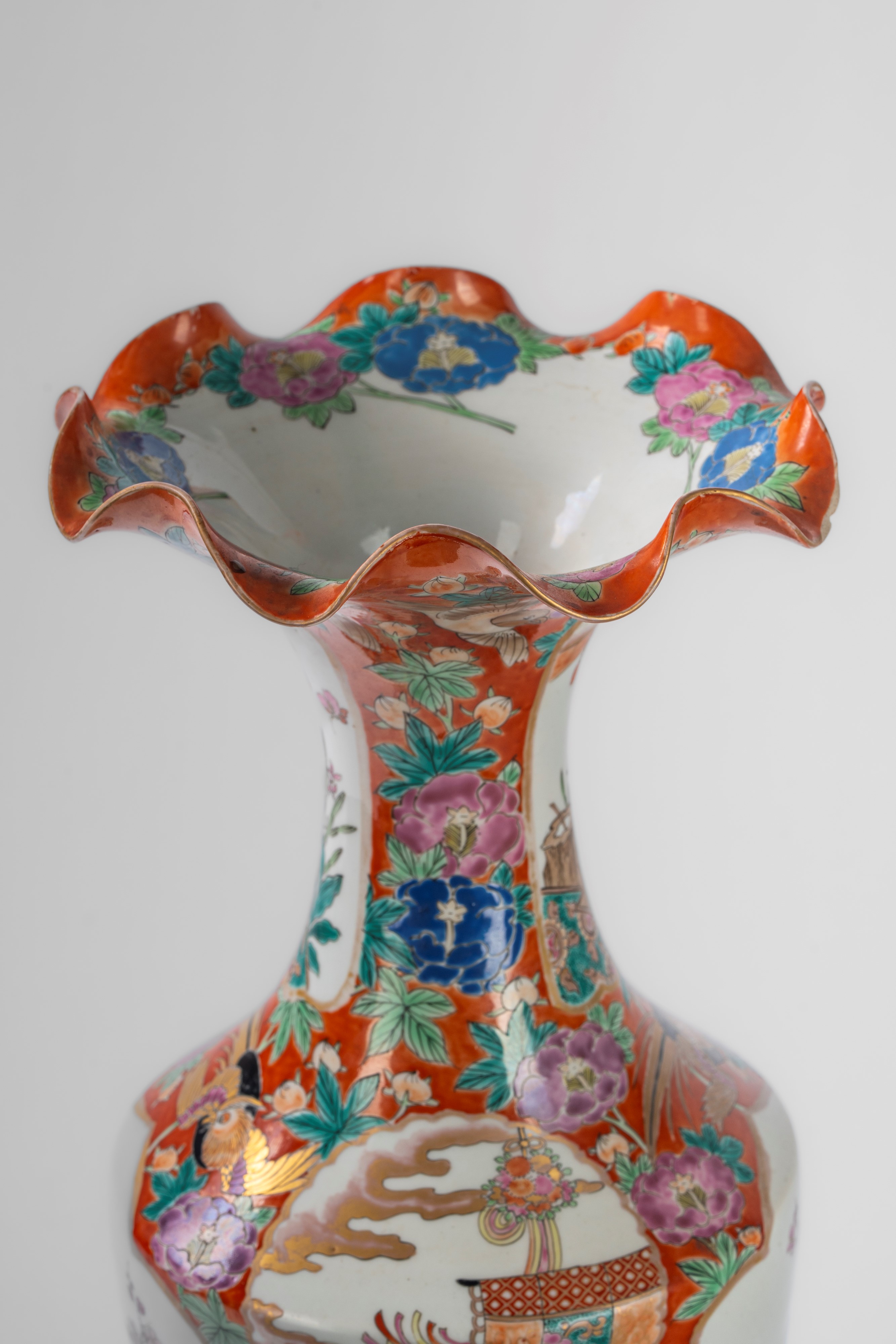 Hochzan Shin-po, Vaso in porcellana a tromba con bordo polilobato