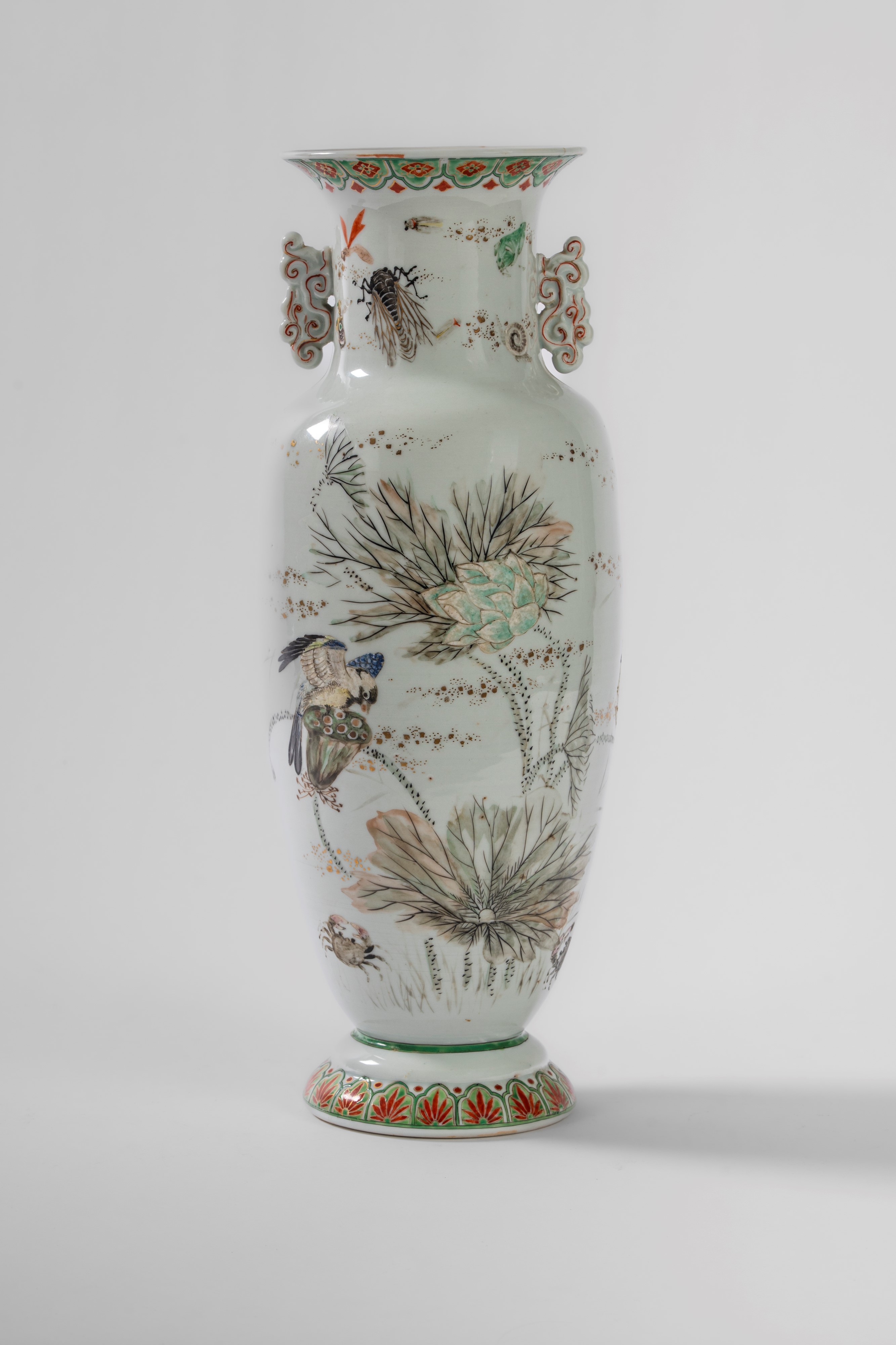 Vaso in porcellana smaltata con decoro a insetti, fiori e granchi, delicate maniglie stilizzate a...