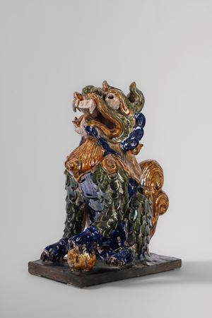 Cane di Pho in terraglia policroma in stile "Sancai", Cina