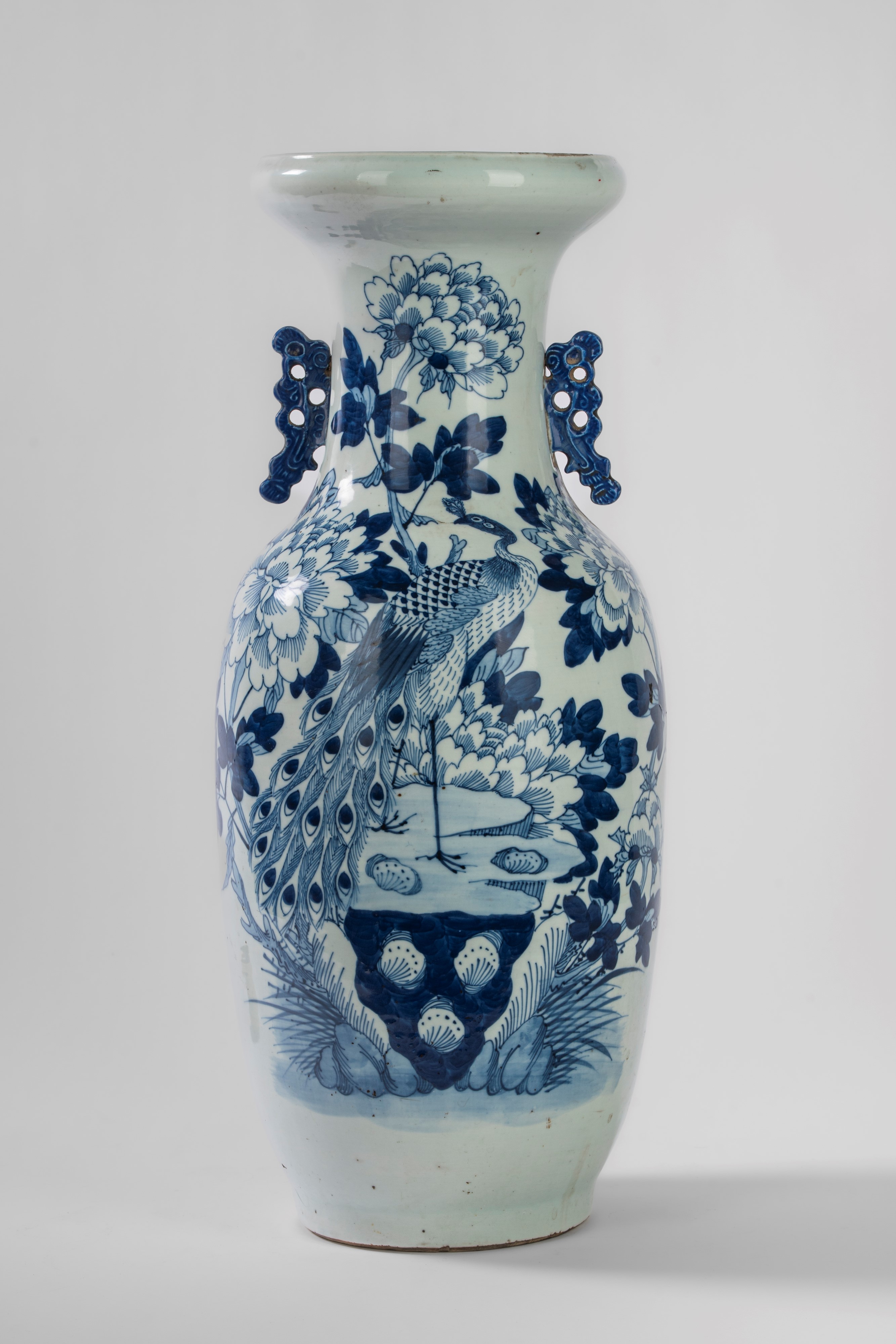 Grande vaso in porcellana blu e bianco con pavone e fiori, anse sagomate, Cina, Dinastia Qing, XI...