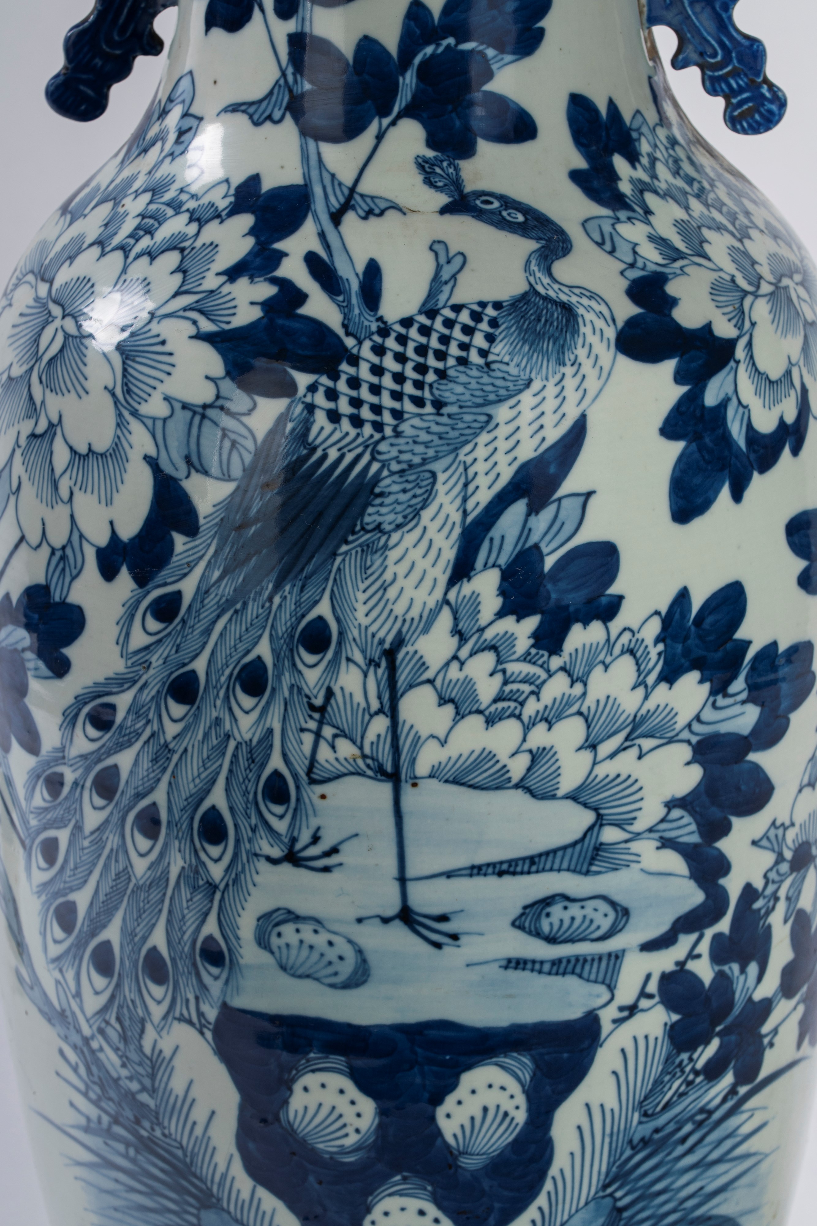 Grande vaso in porcellana blu e bianco con pavone e fiori, anse sagomate, Cina, Dinastia Qing, XI...