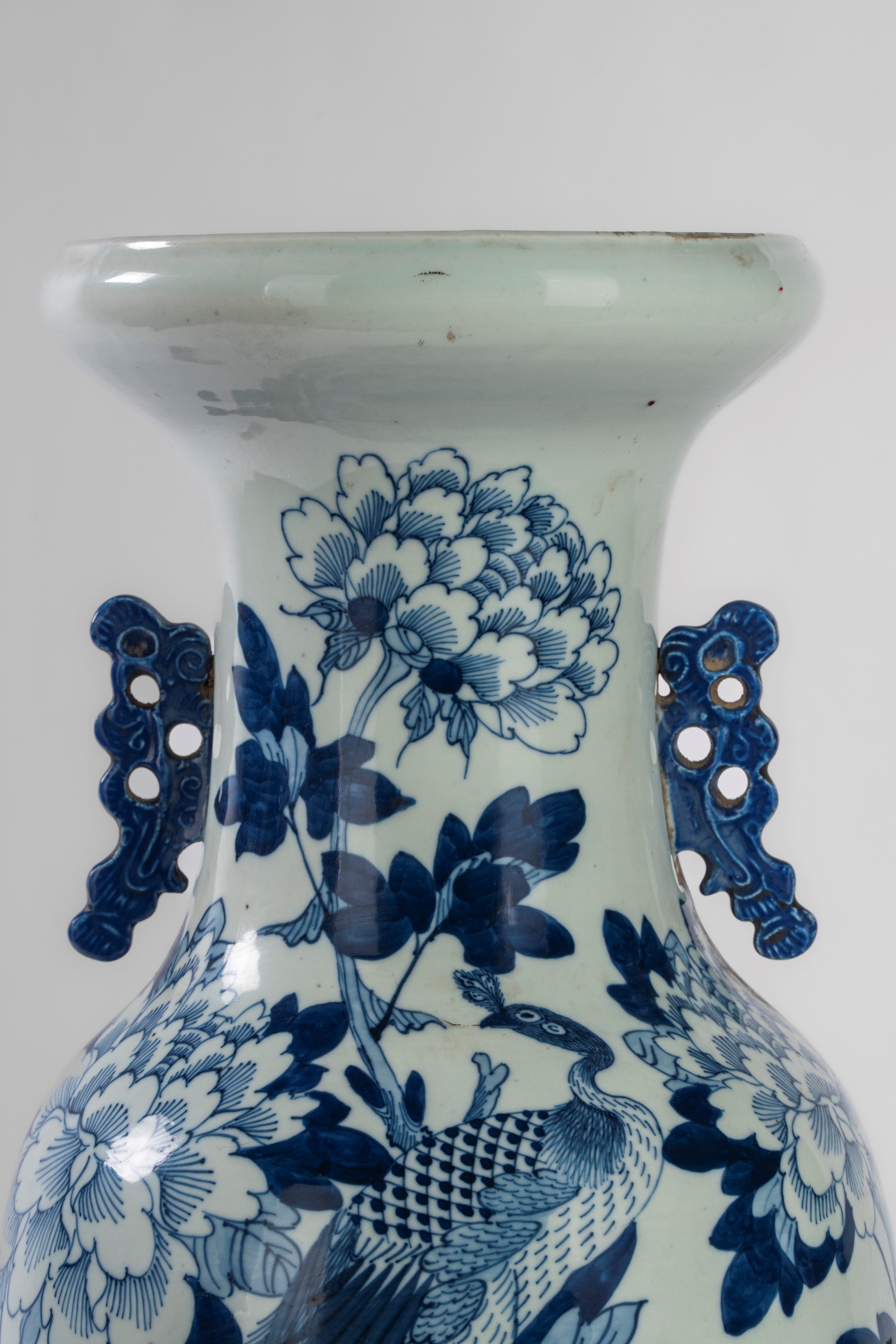 Grande vaso in porcellana blu e bianco con pavone e fiori, anse sagomate, Cina, Dinastia Qing, XI...