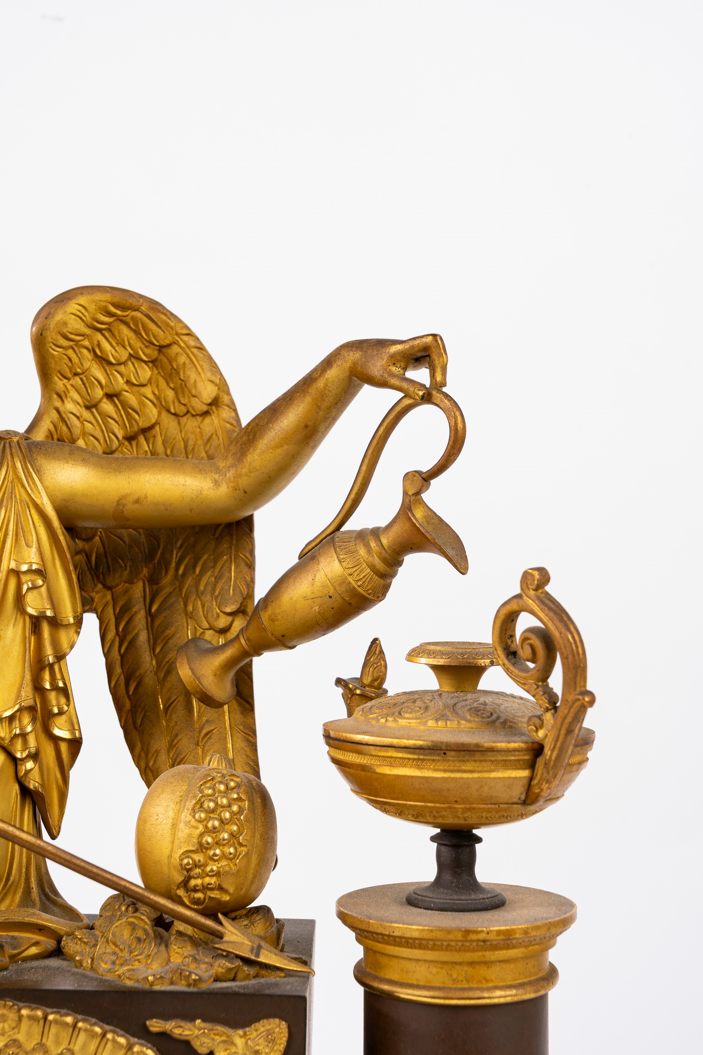 Pendola in bronzo dorato con allegoria della Fonte della Vita, Francia secolo XIX