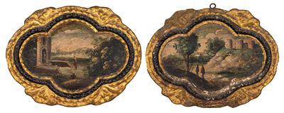 Coppia di cornici mistilinee in legno intagliato, dorato e laccato nero, secolo XVIII