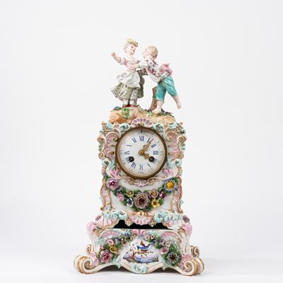 Meissen, Pendola da tavolo in porcellana policroma con coppia danzante, secolo XIX