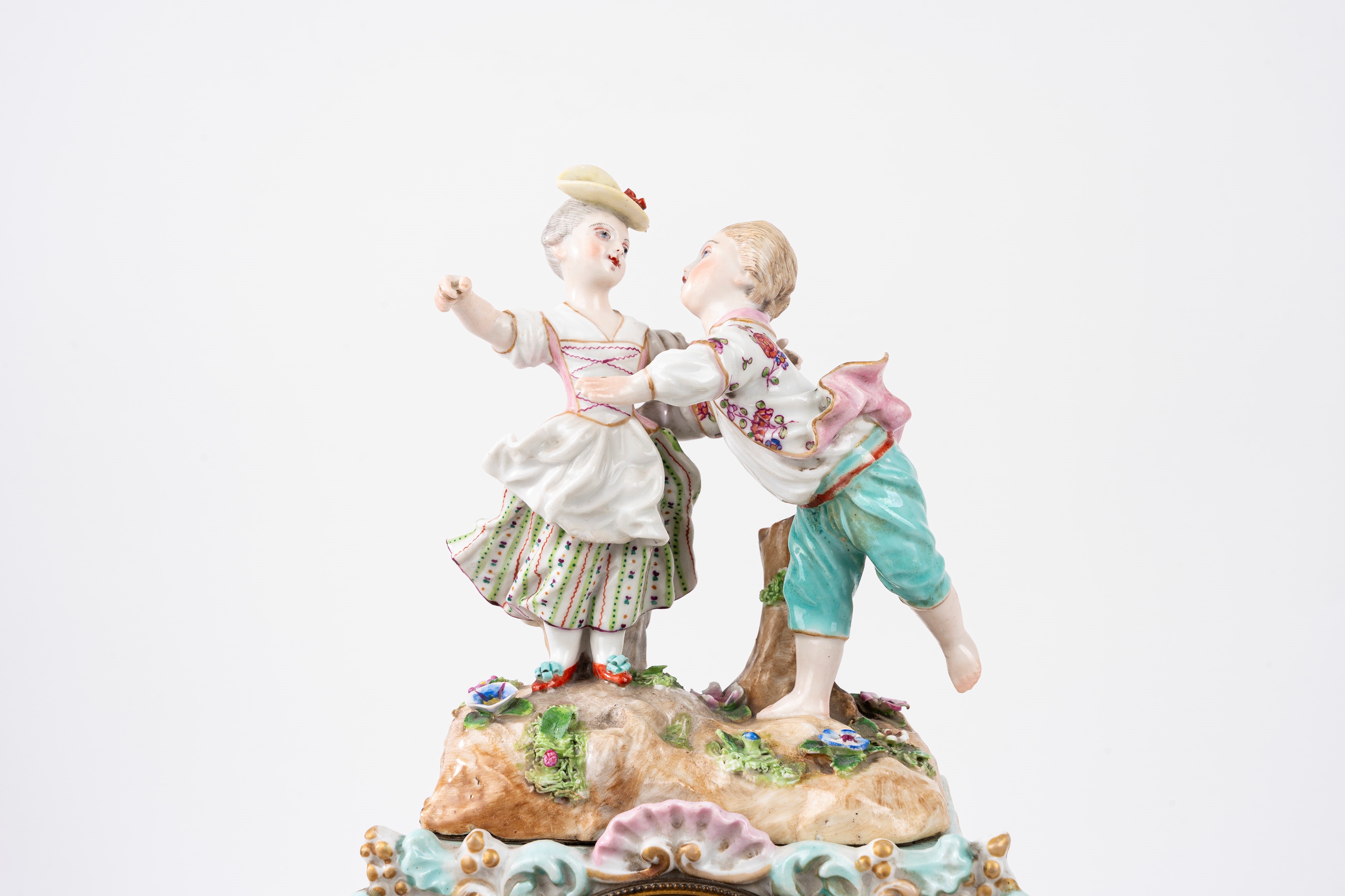 Meissen, Pendola da tavolo in porcellana policroma con coppia danzante, secolo XIX