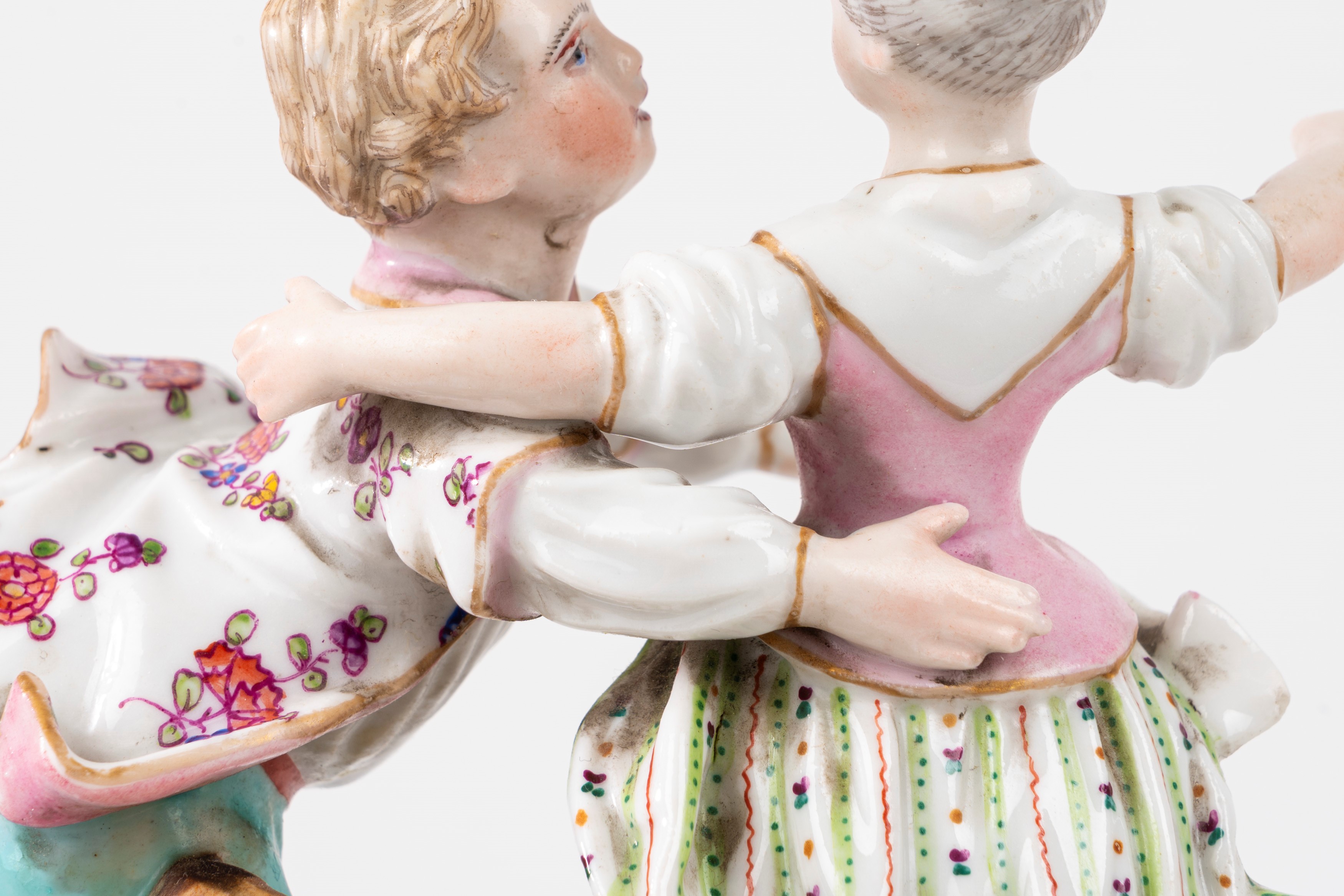 Meissen, Pendola da tavolo in porcellana policroma con coppia danzante, secolo XIX