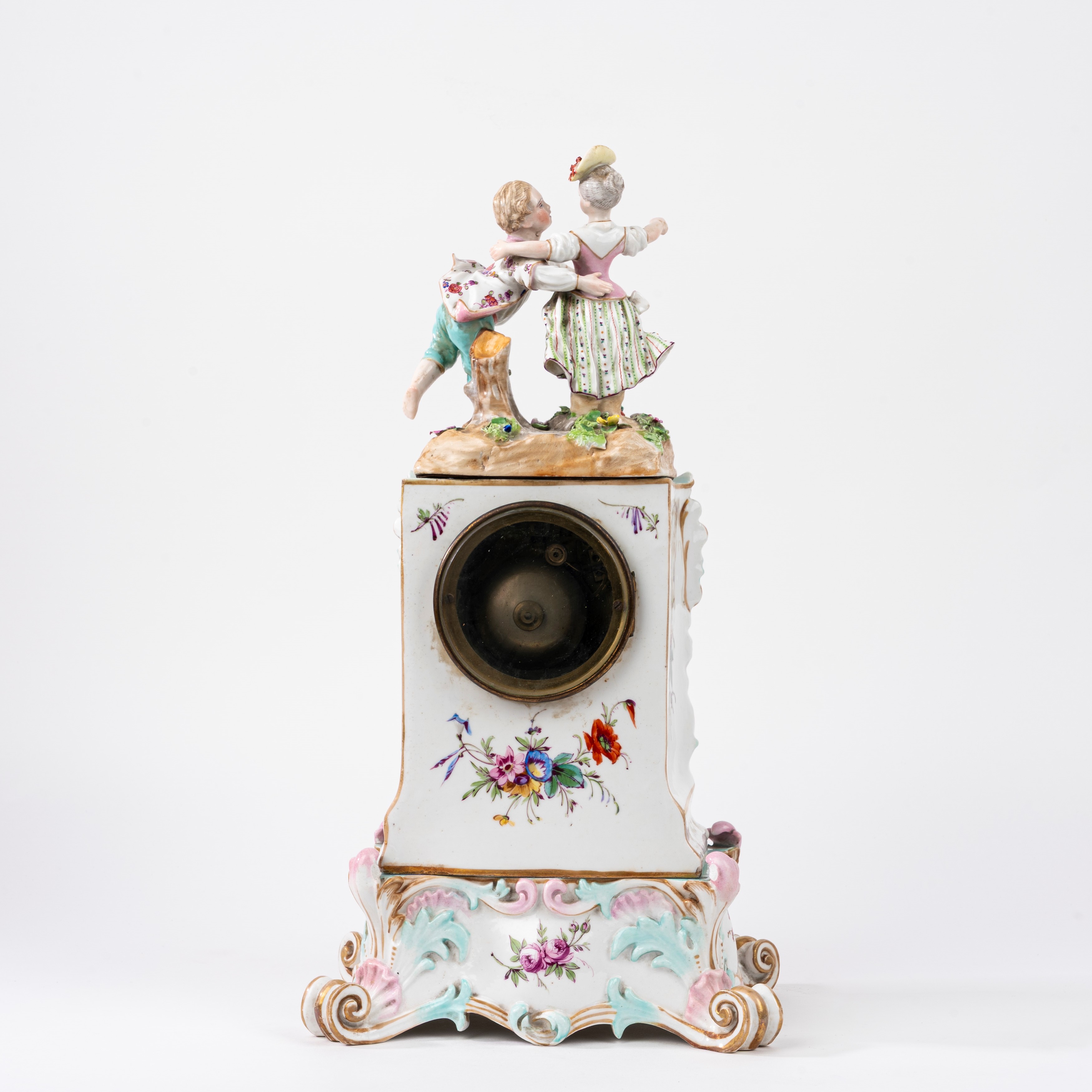 Meissen, Pendola da tavolo in porcellana policroma con coppia danzante, secolo XIX