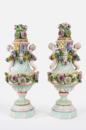 Coppia di vasi in porcellana policroma con coperchio, Meissen secolo XIX