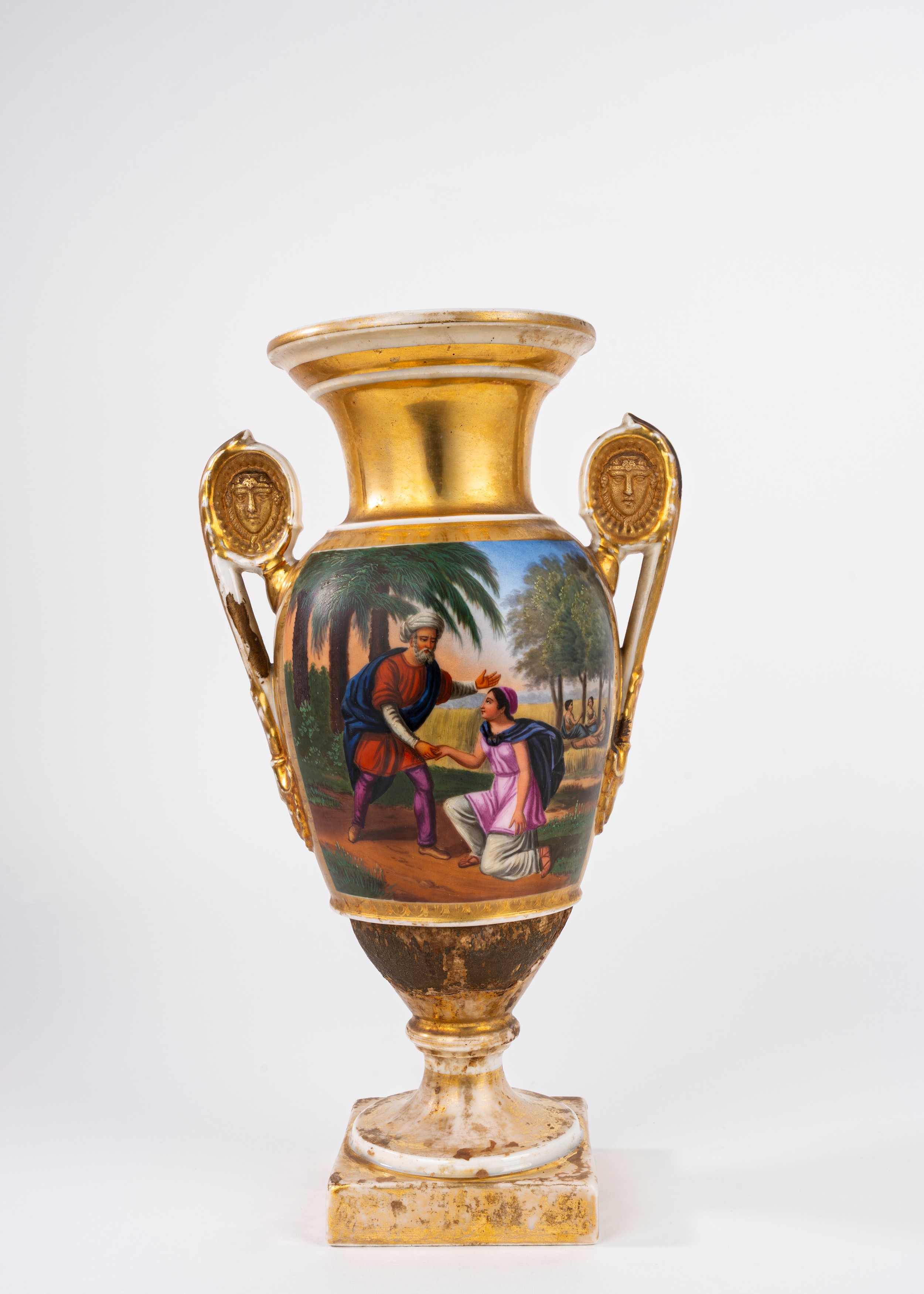 Vaso biansato in porcellana policroma e oro, Francia, XIX secolo