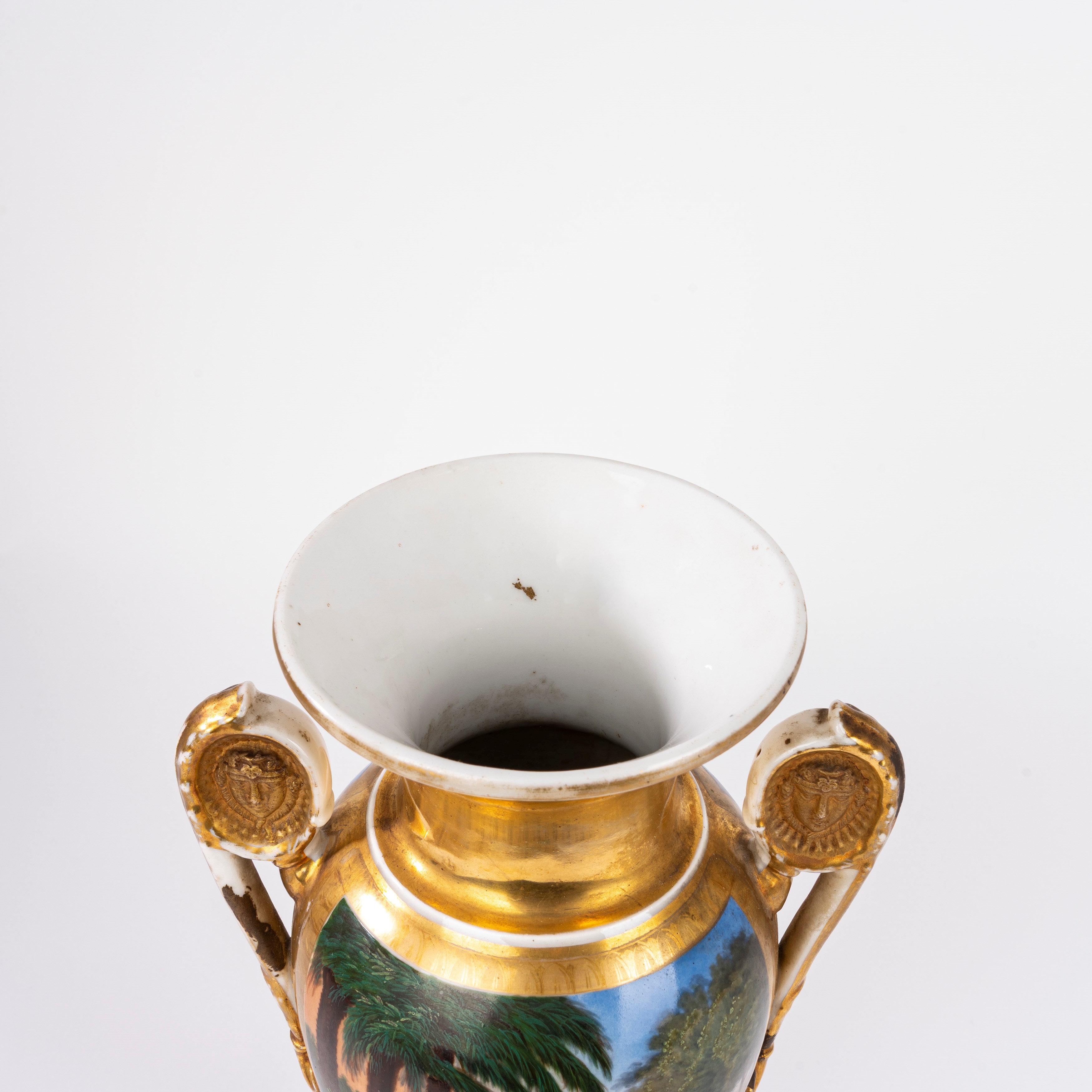 Vaso biansato in porcellana policroma e oro, Francia, XIX secolo
