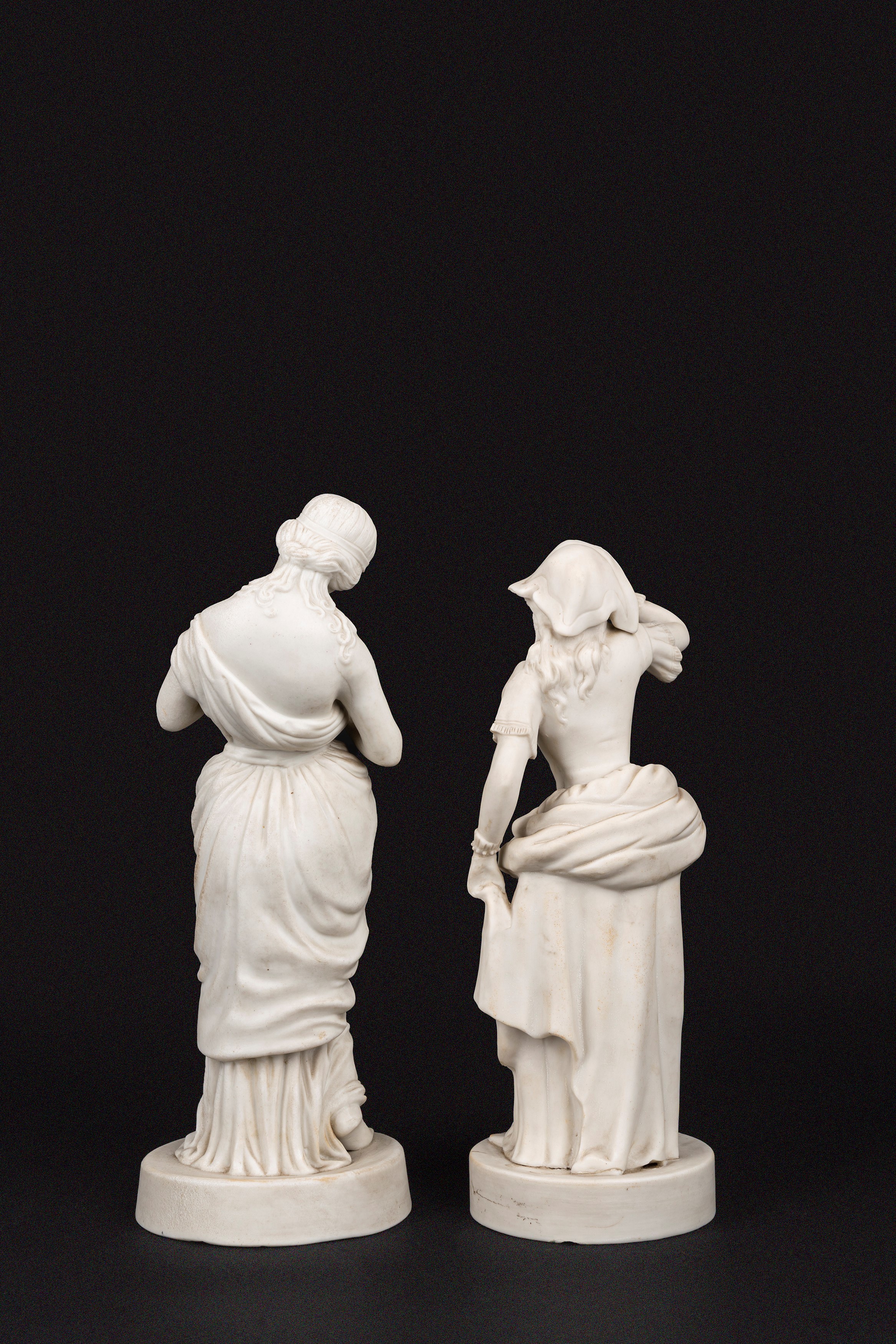 Due sculture in biscuit raffiguranti figure femminili, inizi del XX secolo