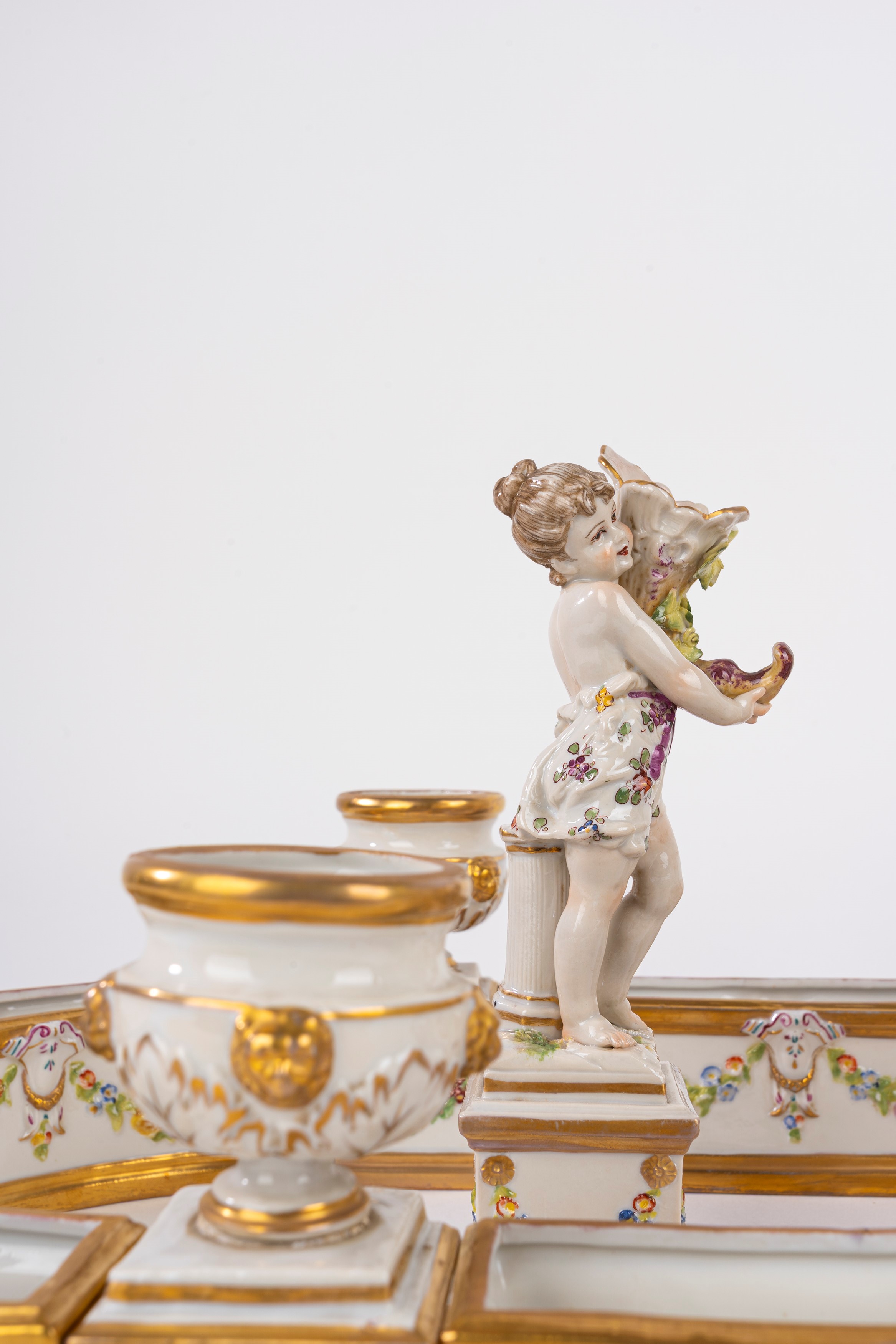 Centrotavola in porcellana policroma, Capodimonte, inizio secolo XX