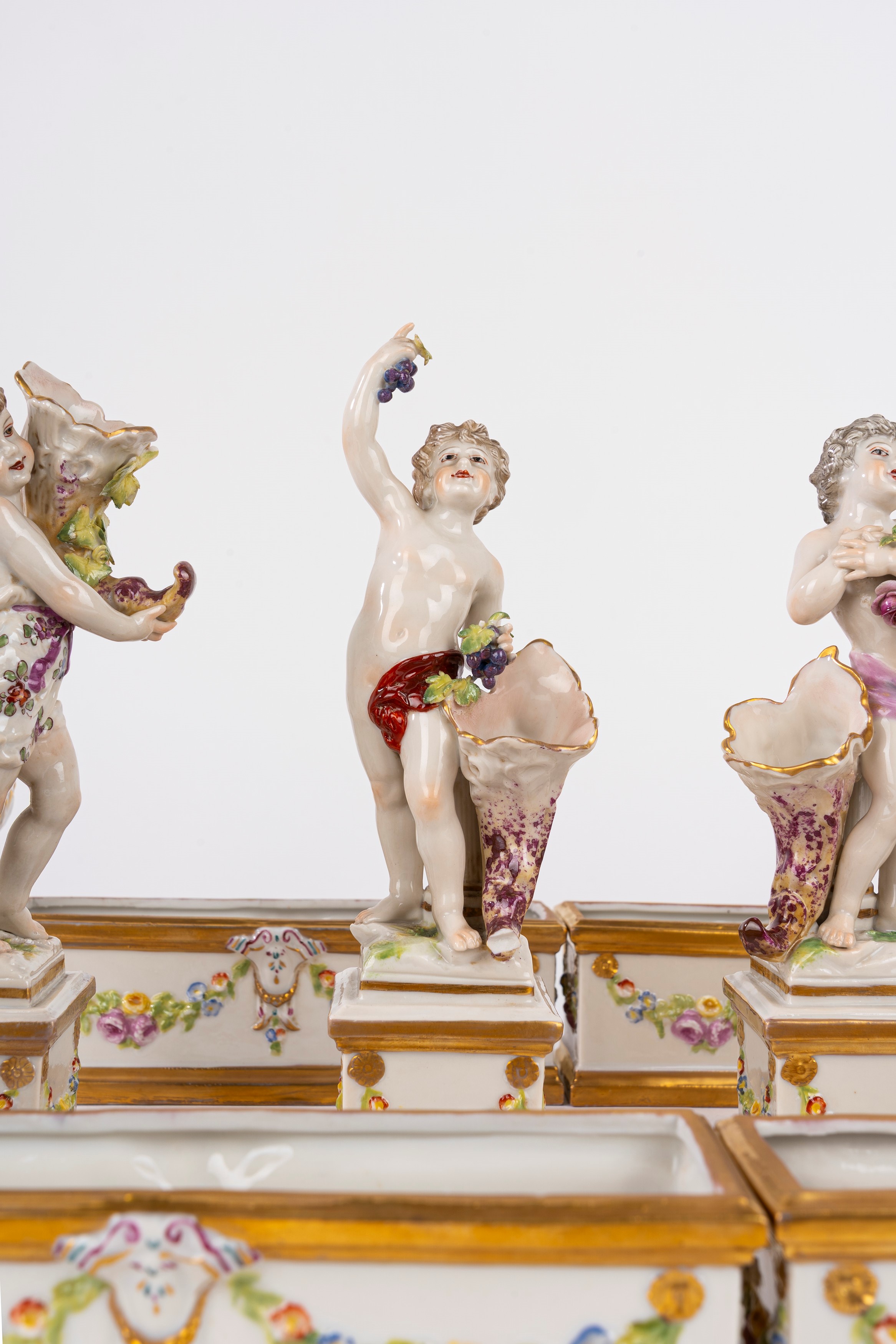 Centrotavola in porcellana policroma, Capodimonte, inizio secolo XX