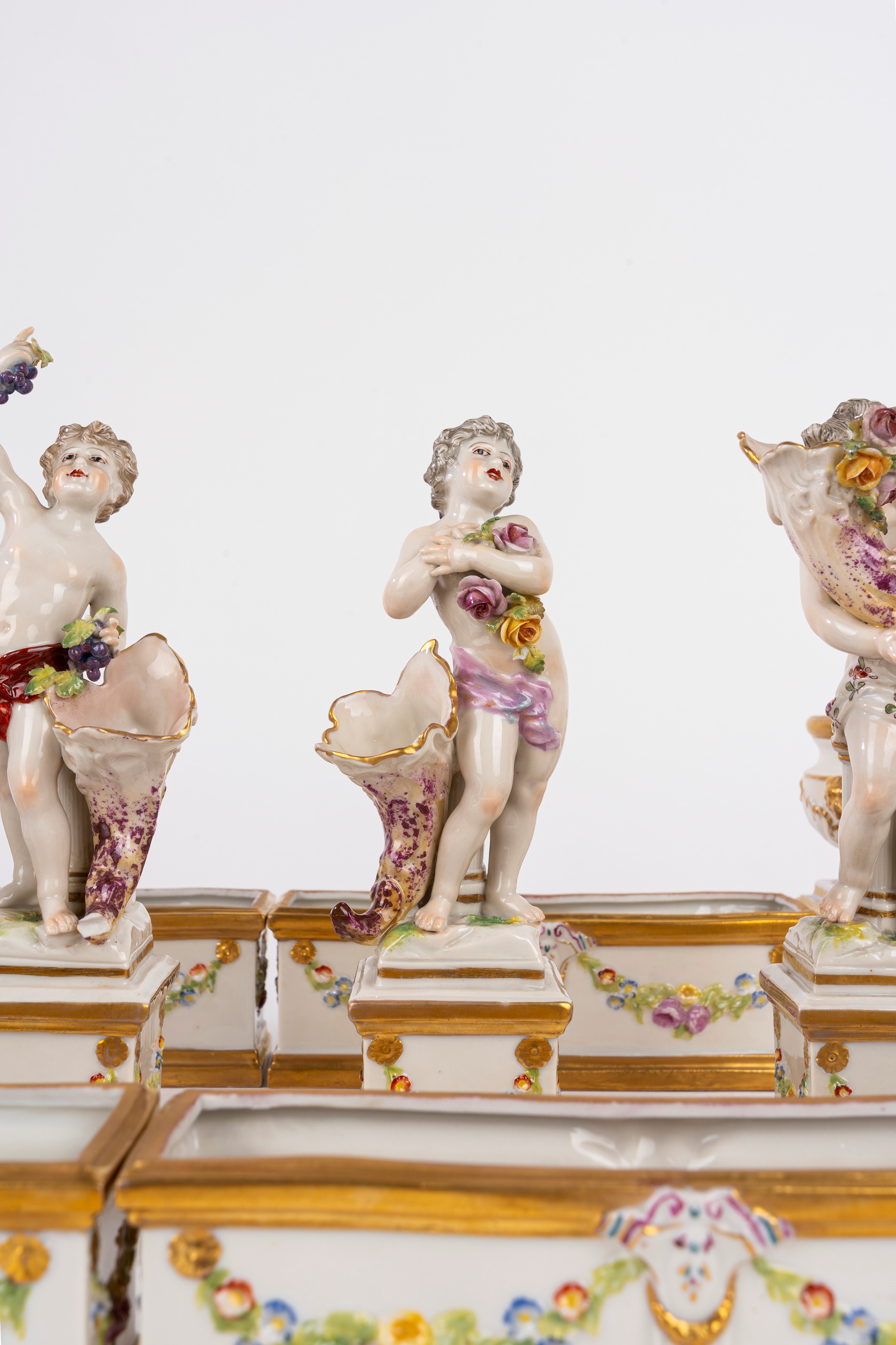Centrotavola in porcellana policroma, Capodimonte, inizio secolo XX