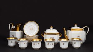 Servizio da t&egrave; in porcellana bianca con monogramma in oro