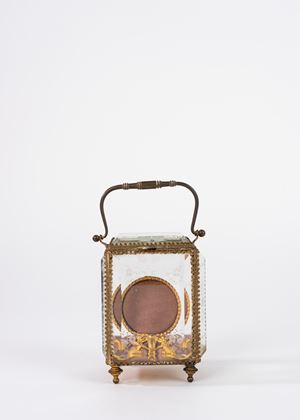 Porta orologio in bronzo dorato entro teca in cristallo molato, secolo XIX