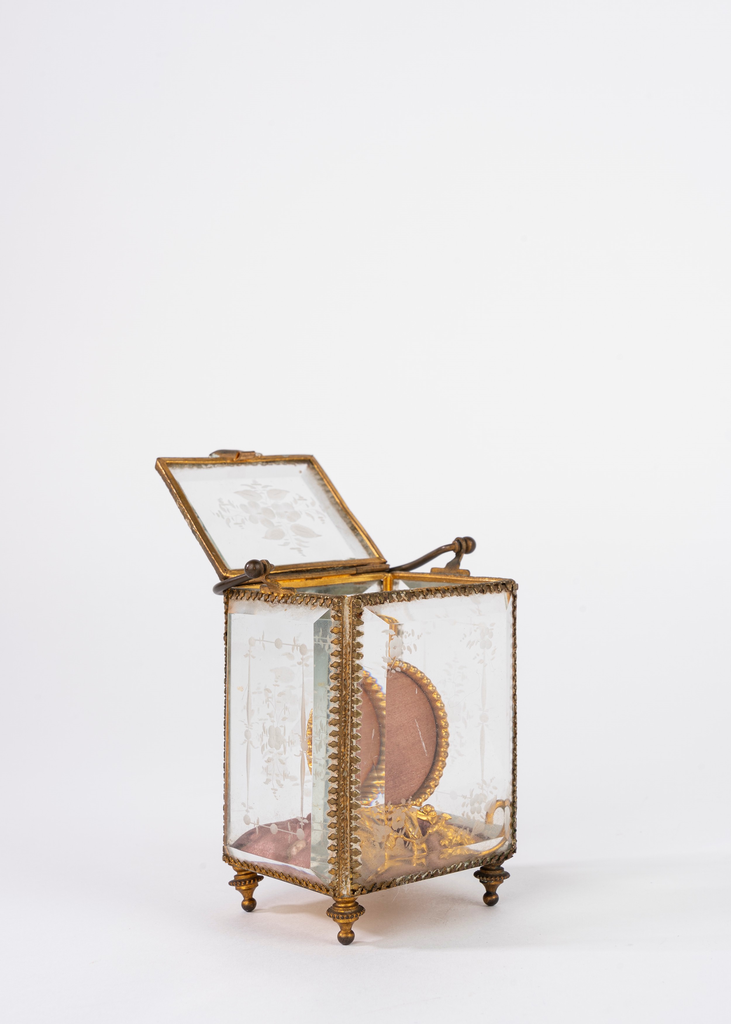 Porta orologio in bronzo dorato con teca in cristallo molato, XIX secolo