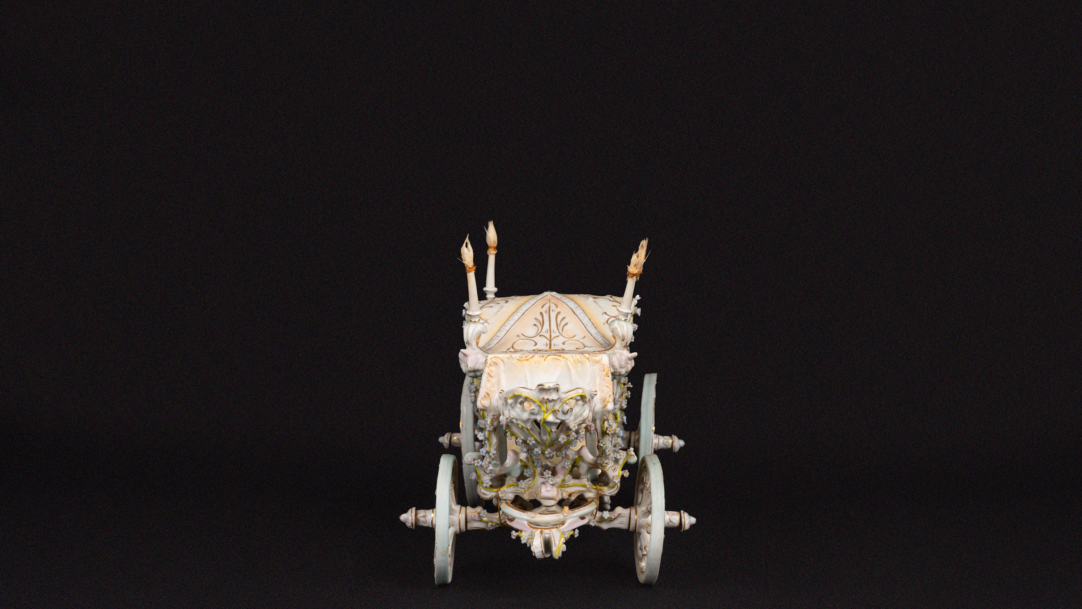 Meissen, Carrozza in porcellana policroma del XIX secolo