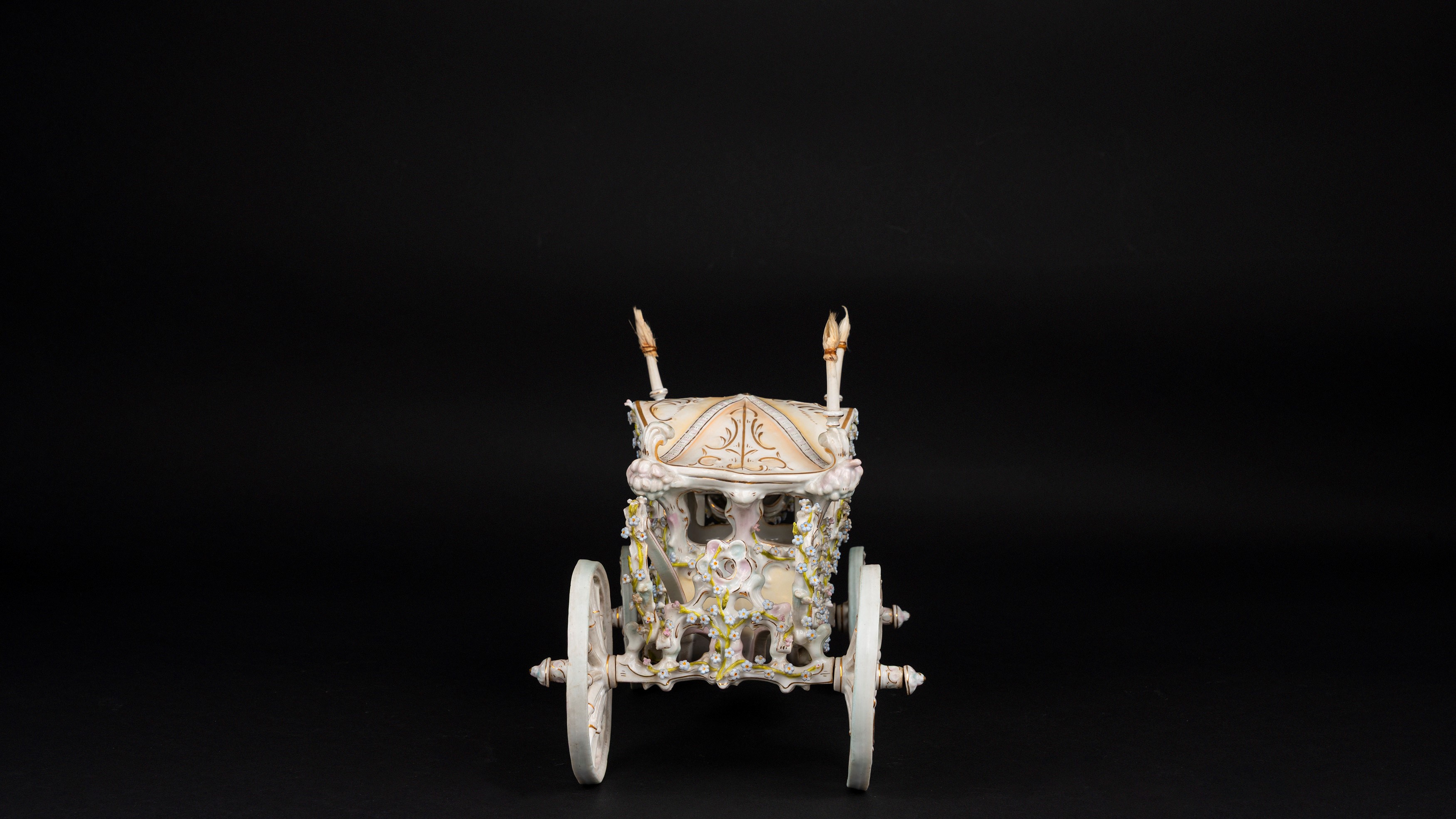 Meissen, Carrozza in porcellana policroma del XIX secolo