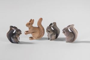 Quattro scoiattoli in porcellana policroma. Tre di manifattura Royal Copenaghen, Danimarca, uno di manifattura Rosenthal, tutti secolo XX