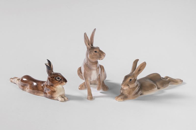 Tre lepri in porcellana policroma. Manifatture Bing & Grøndahl, Danimarca e Royal Doulton, Inghil...