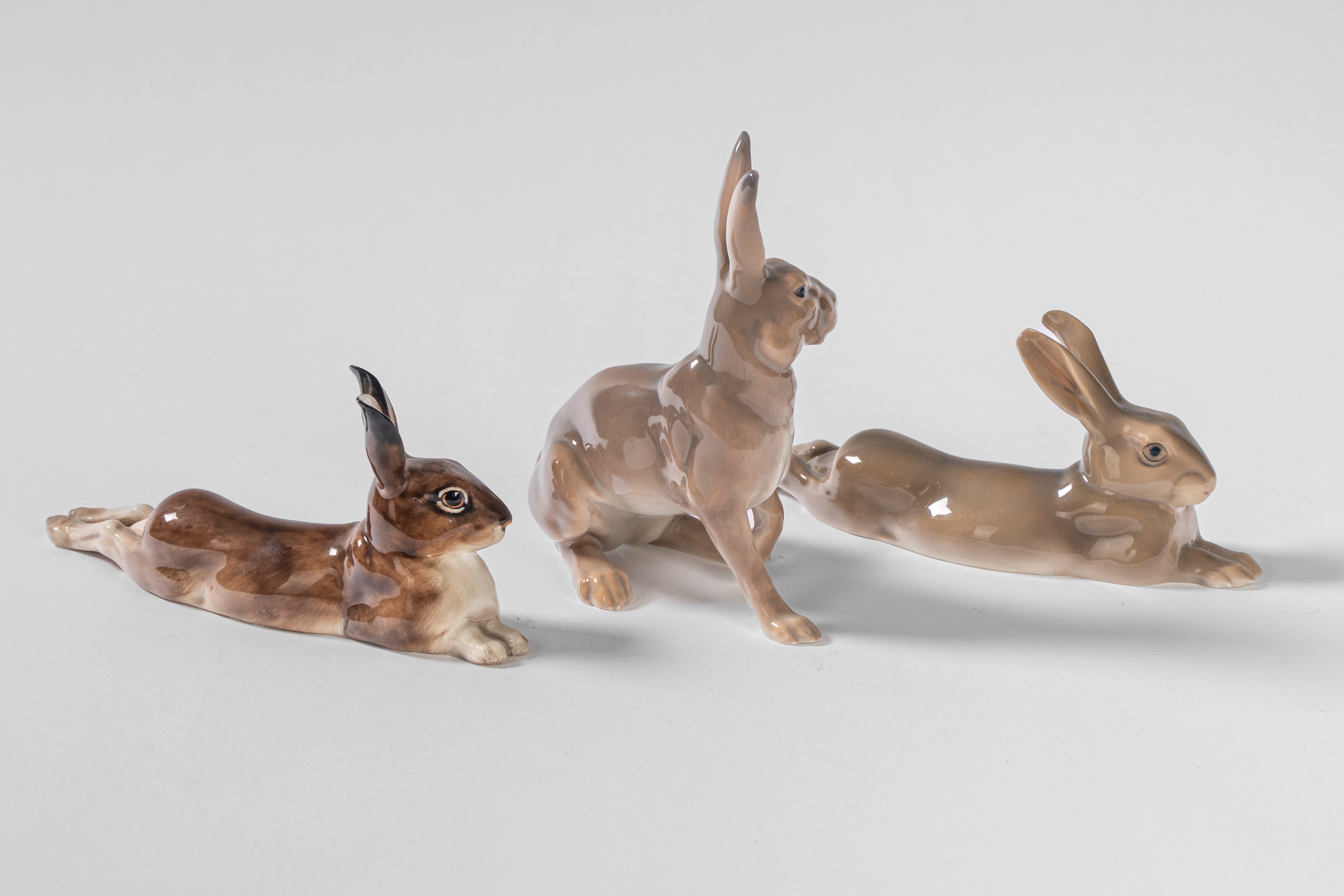 Tre lepri in porcellana policroma. Manifatture Bing & Grøndahl, Danimarca e Royal Doulton, Inghil...