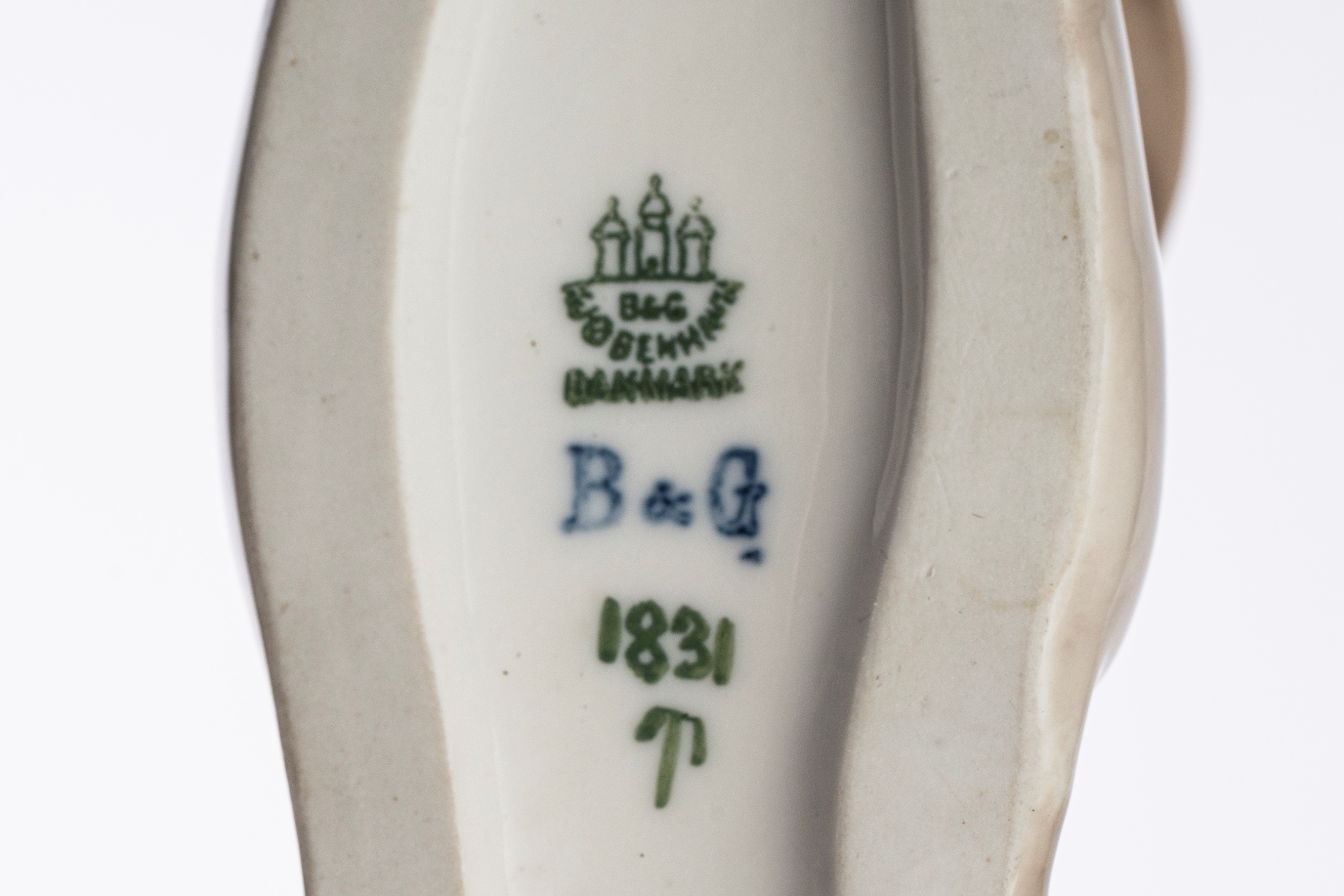 Tre lepri in porcellana policroma. Manifatture Bing & Grøndahl, Danimarca e Royal Doulton, Inghil...