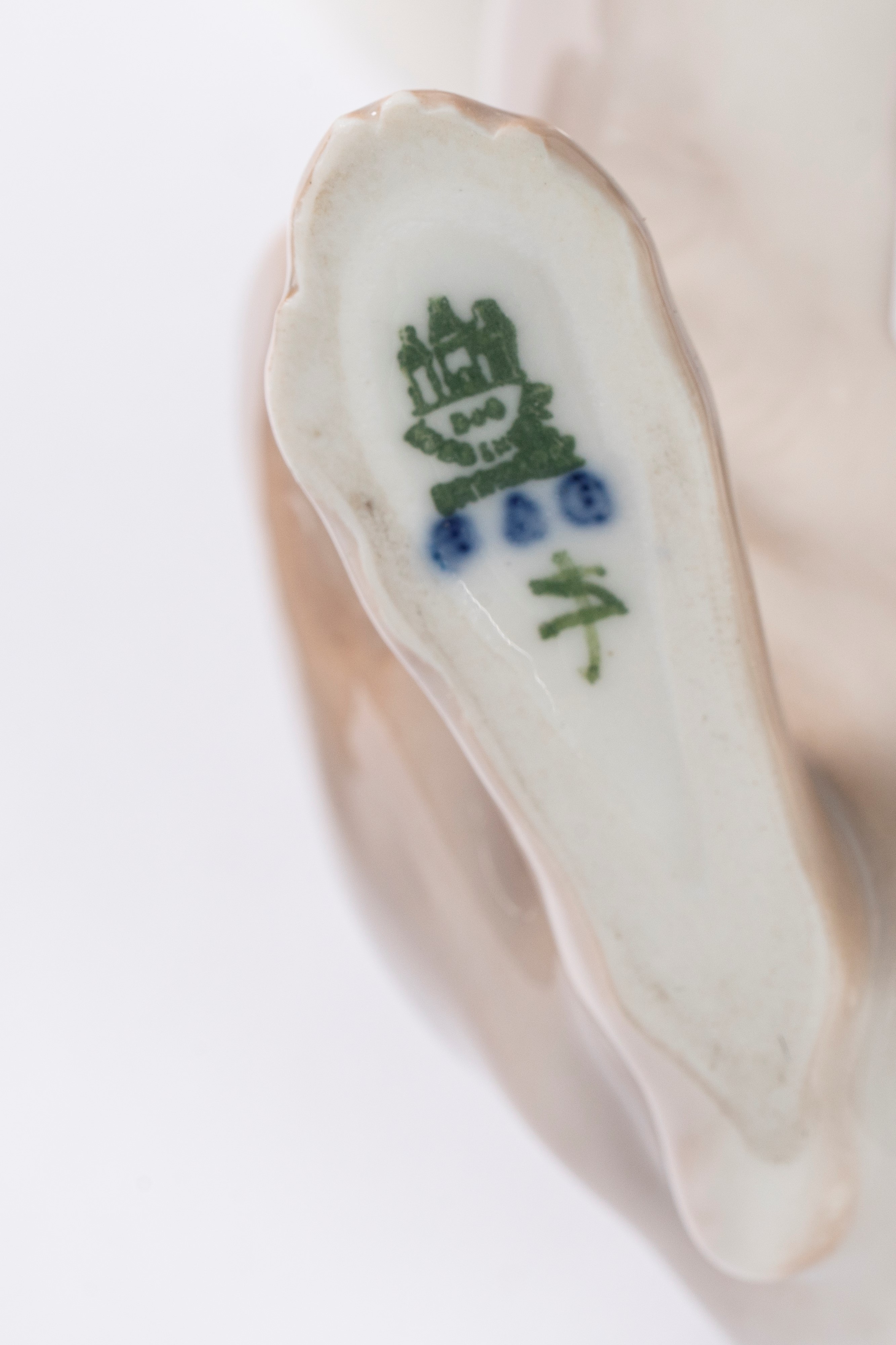 Tre lepri in porcellana policroma. Manifatture Bing & Grøndahl, Danimarca e Royal Doulton, Inghil...