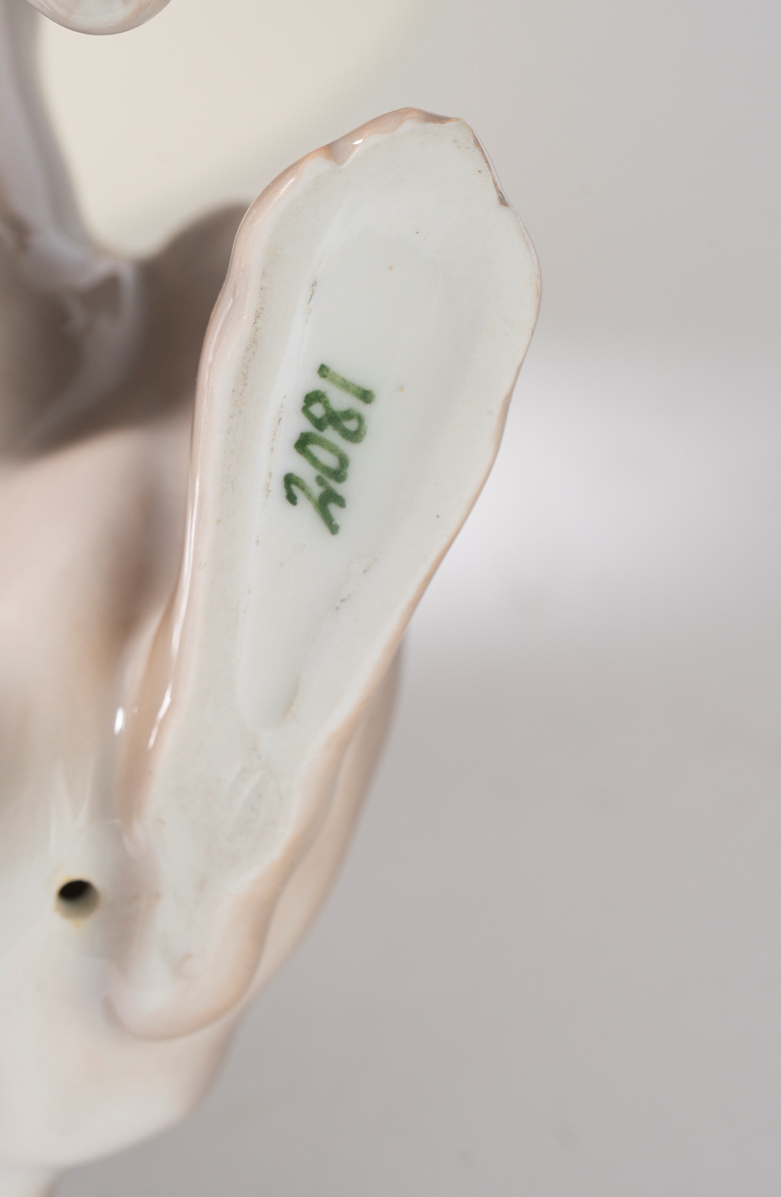 Tre lepri in porcellana policroma. Manifatture Bing & Grøndahl, Danimarca e Royal Doulton, Inghil...