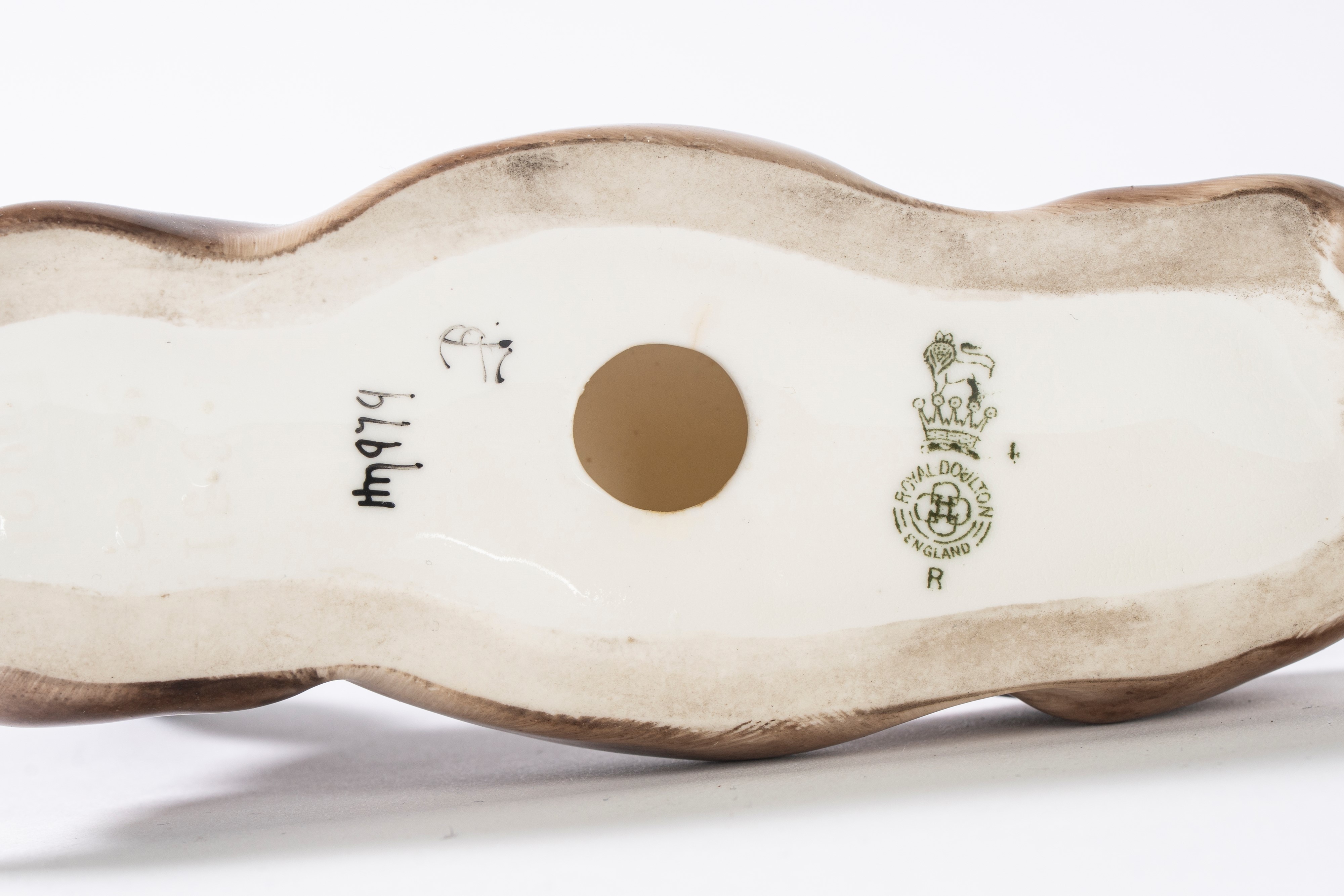 Tre lepri in porcellana policroma. Manifatture Bing & Grøndahl, Danimarca e Royal Doulton, Inghil...