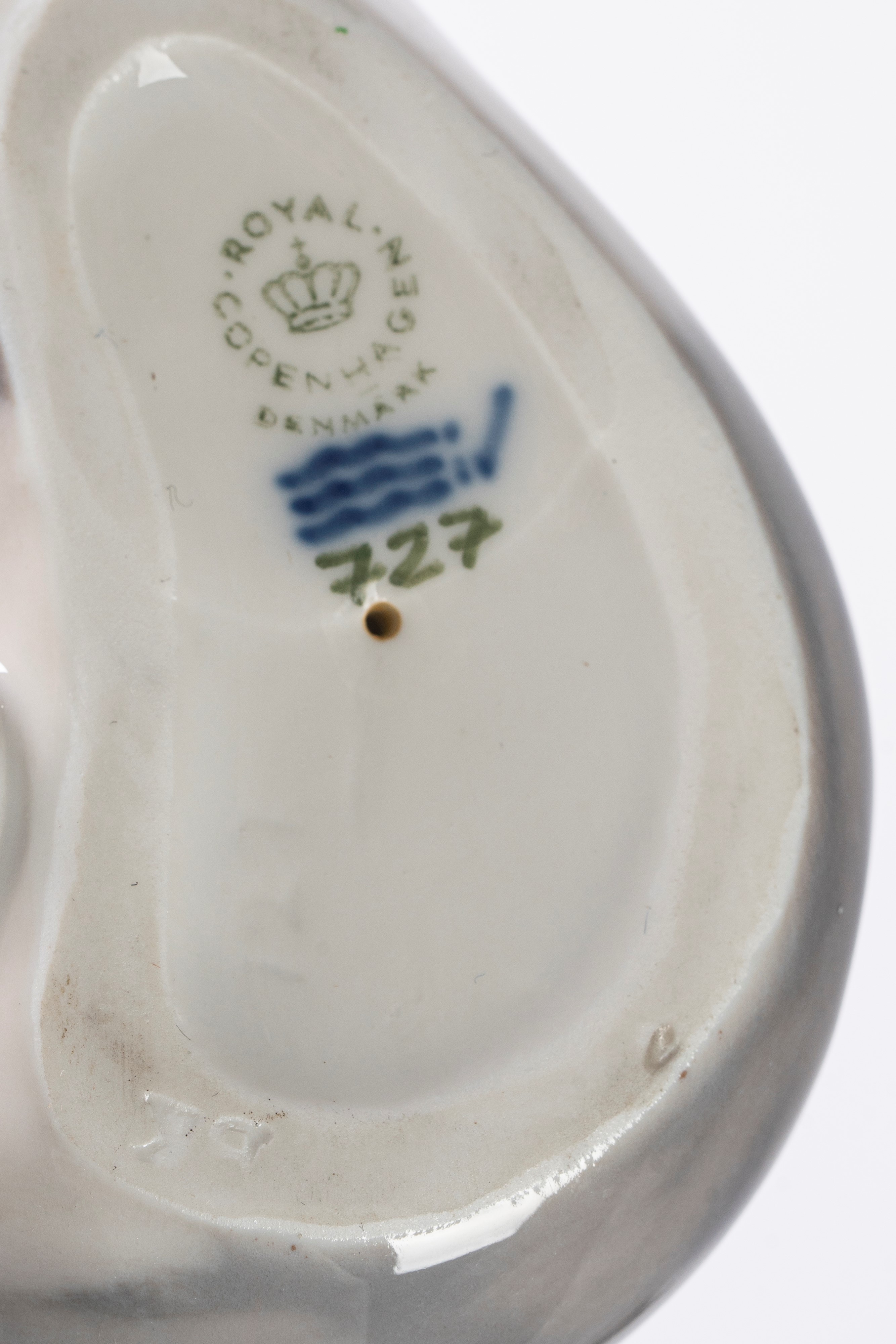Royal Copenhagen, Due gattini in porcellana policroma, secolo XX