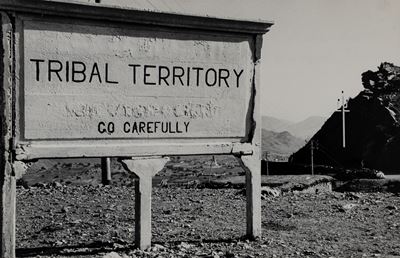 At the border between Afghanistan and Pakistan, stampa alla gelatina ai sali d'argento, 1956