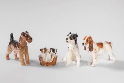 Royal Doulton, Due fox terrier e tre cuccioli di terrier con un cocker spaniel in porcellana poli...