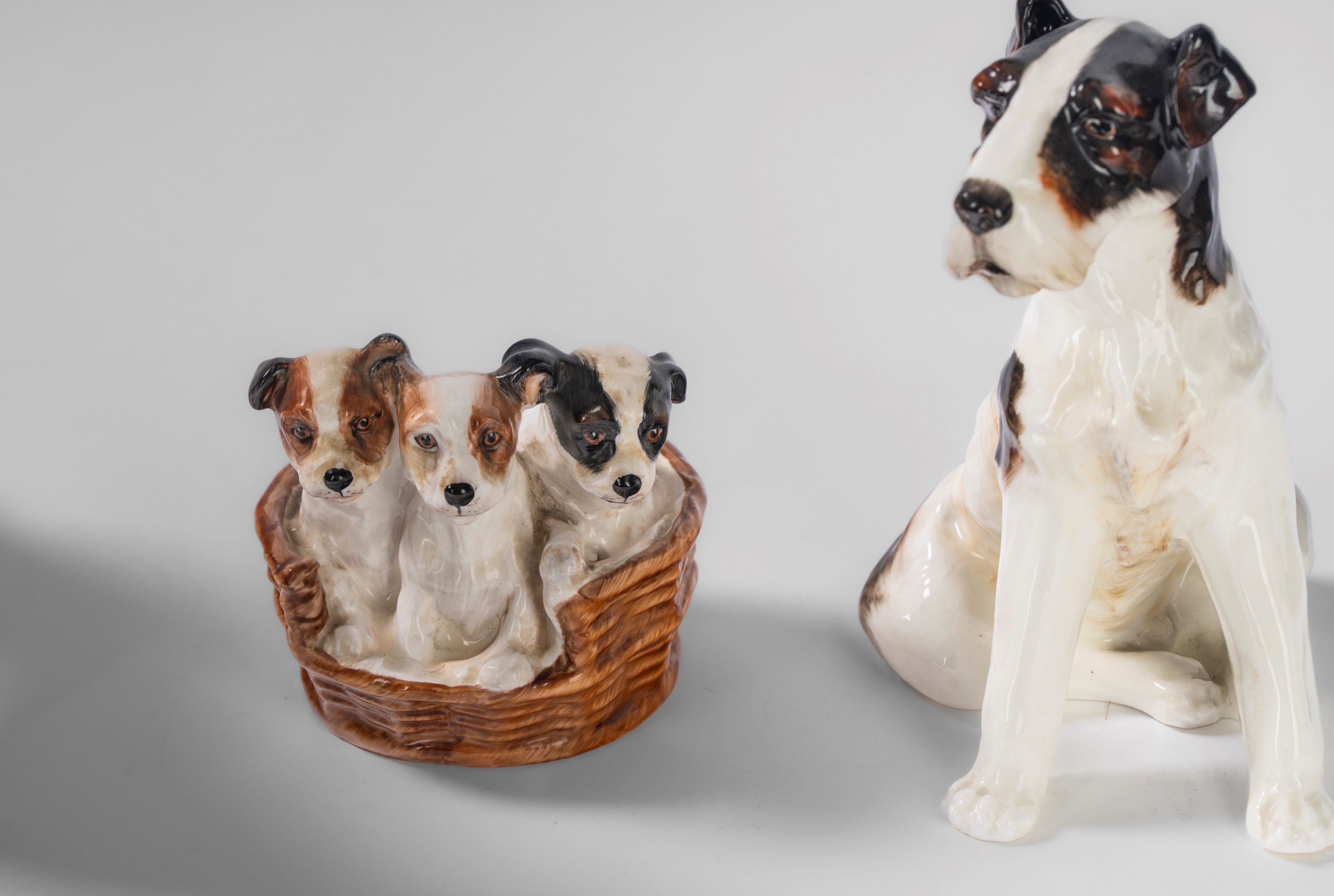 Royal Doulton, Due fox terrier e tre cuccioli di terrier con un cocker spaniel in porcellana poli...