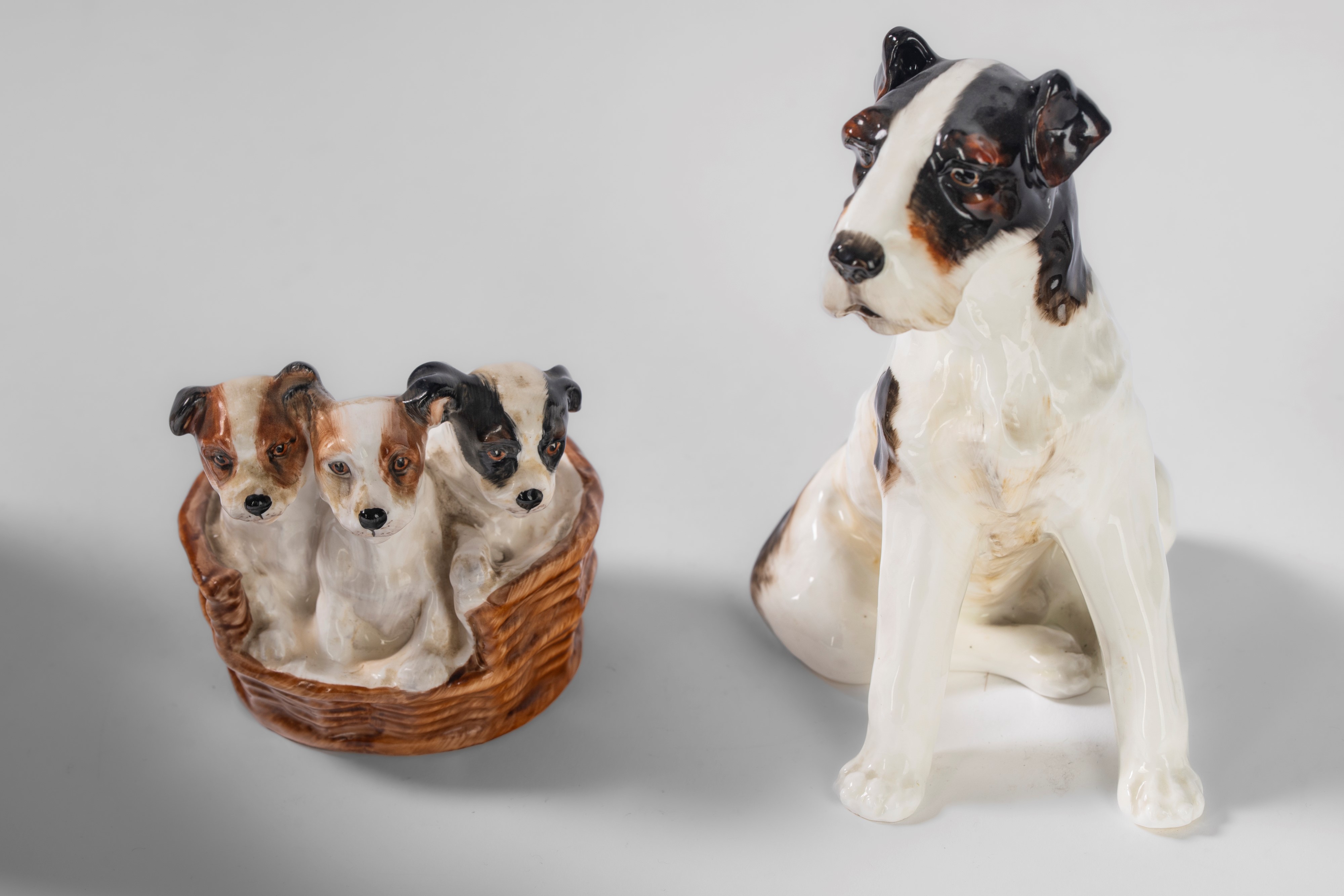 Royal Doulton, Due fox terrier e tre cuccioli di terrier con un cocker spaniel in porcellana poli...