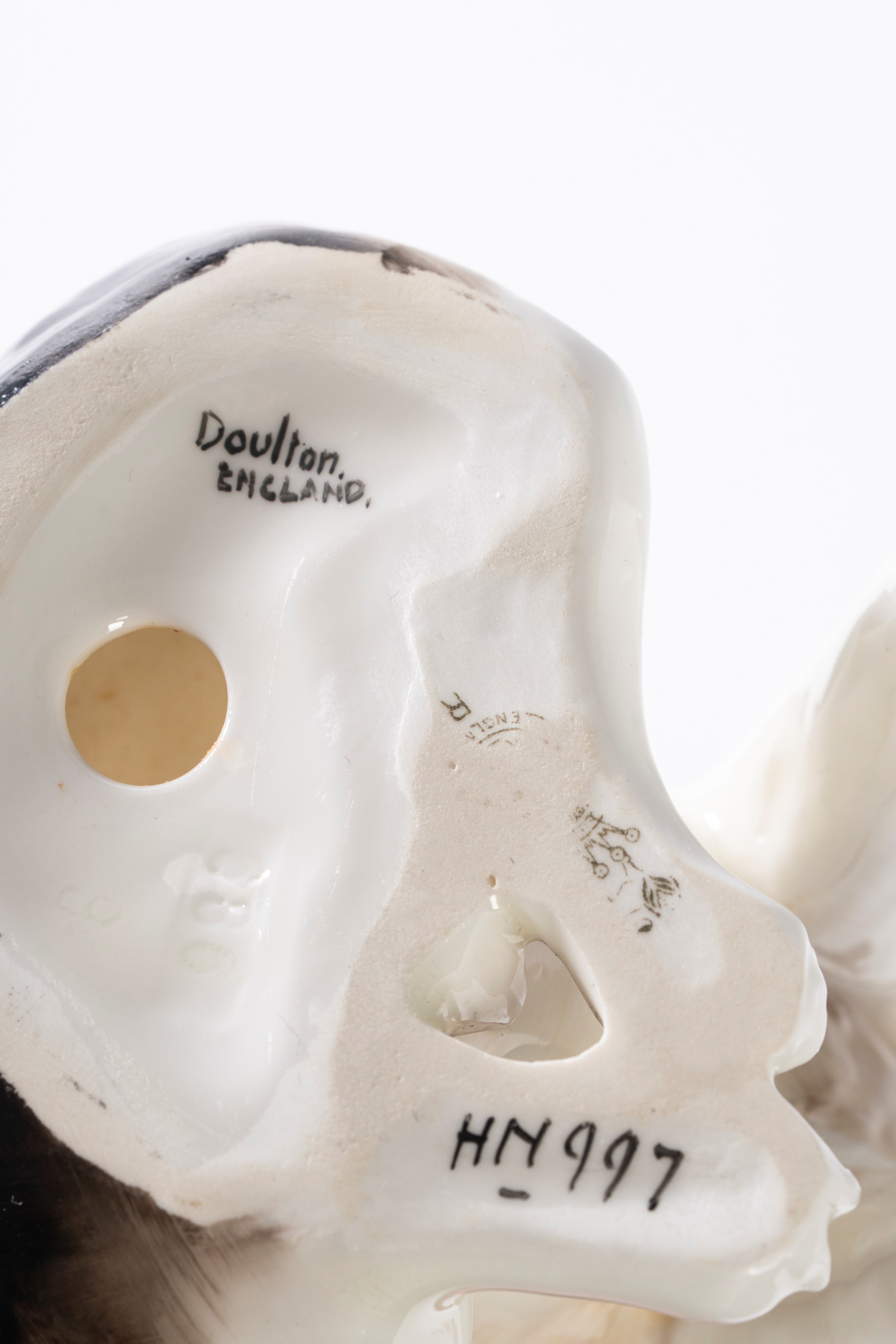 Royal Doulton, Due fox terrier e tre cuccioli di terrier con un cocker spaniel in porcellana poli...