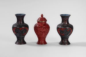 Piccolo trittico con vasi in lacca bicolore e potiche in lacca rossa, Cina