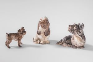 Un bassotto, uno Skye Terrier e un Grifone di Bruxelles in porcellana policroma. Dahl Jensen, Copenaghen, secolo XX
