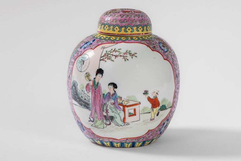 Giara in porcellana con coperchio, smaltata nei toni del rosa con figure entro pannelli polilobat...