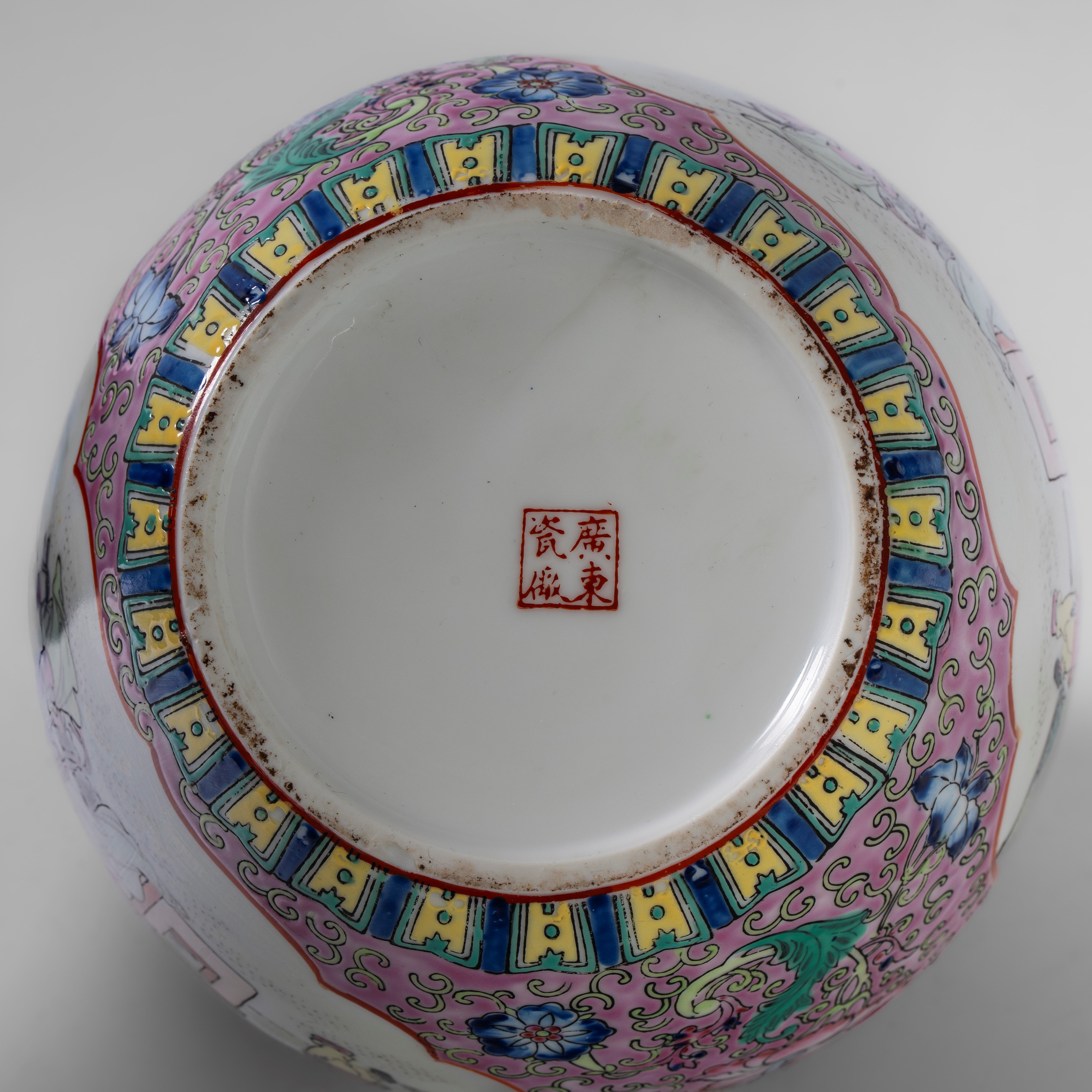 Giara in porcellana con coperchio, smaltata nei toni del rosa con figure entro pannelli polilobat...