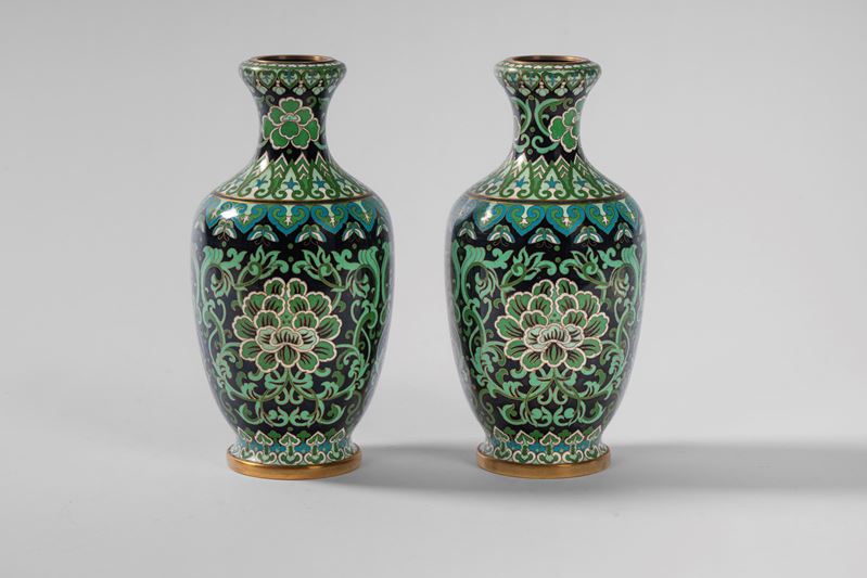 Bella coppia di vasi cloisonnè nei toni del verde su fondo nero a decoro floreale