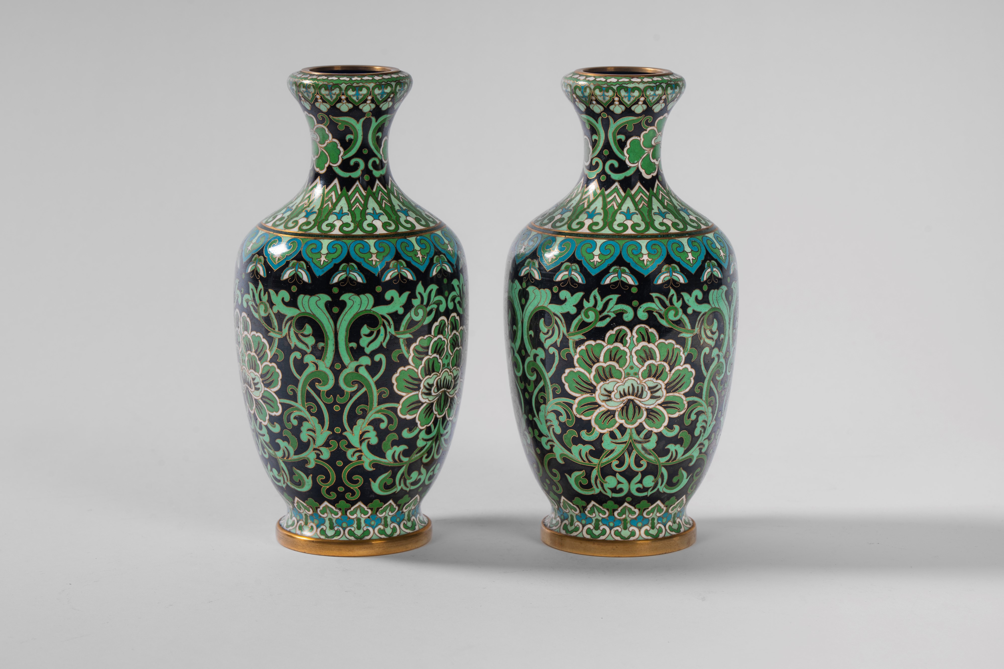 Bella coppia di vasi cloisonnè nei toni del verde su fondo nero a decoro floreale