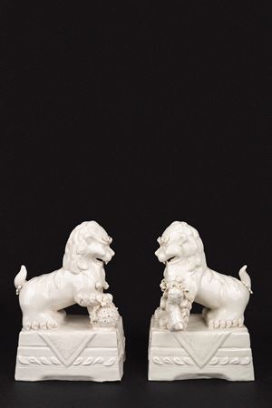 Coppia di cani di Pho in porcellana Blanc de Chine, secolo XX