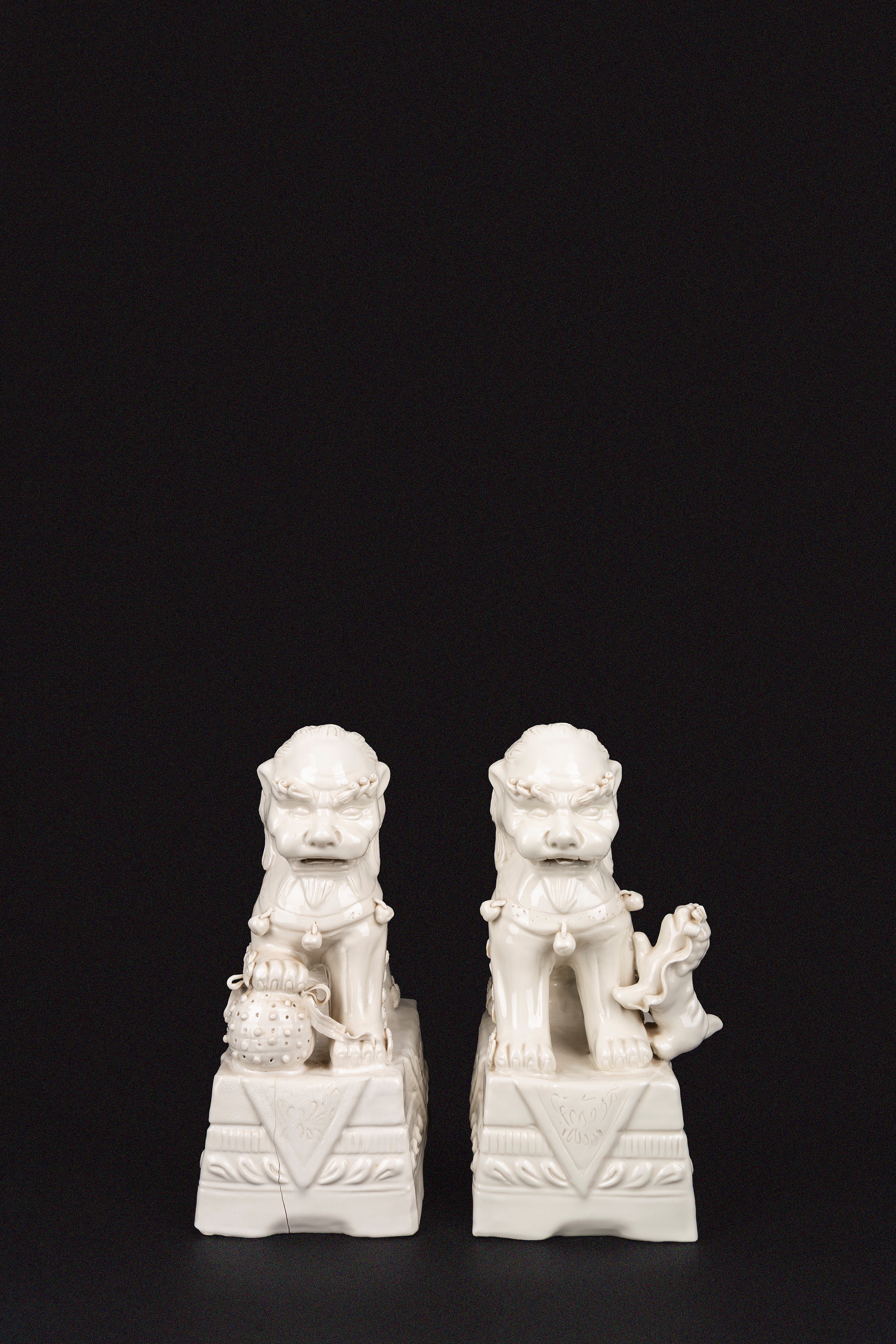 Coppia di cani di Pho, porcellana Blanc de Chine, secolo XX