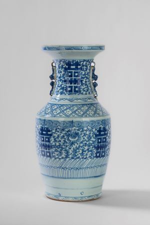 Vaso "Doppia Felicit&agrave;" in porcellana bianco e blu, Cina, seconda met&agrave; XIX secolo