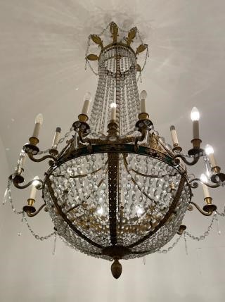 Lampadario a mongolfiera in bronzo dorato e cristallo, fine secolo XIX - inizi secolo XX