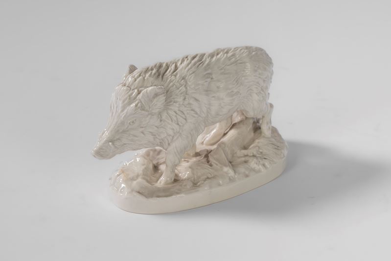 Cinghiale selvatico su base ovale a zolla boschiva in porcellana bianca. Nymphenburg, inizio seco...