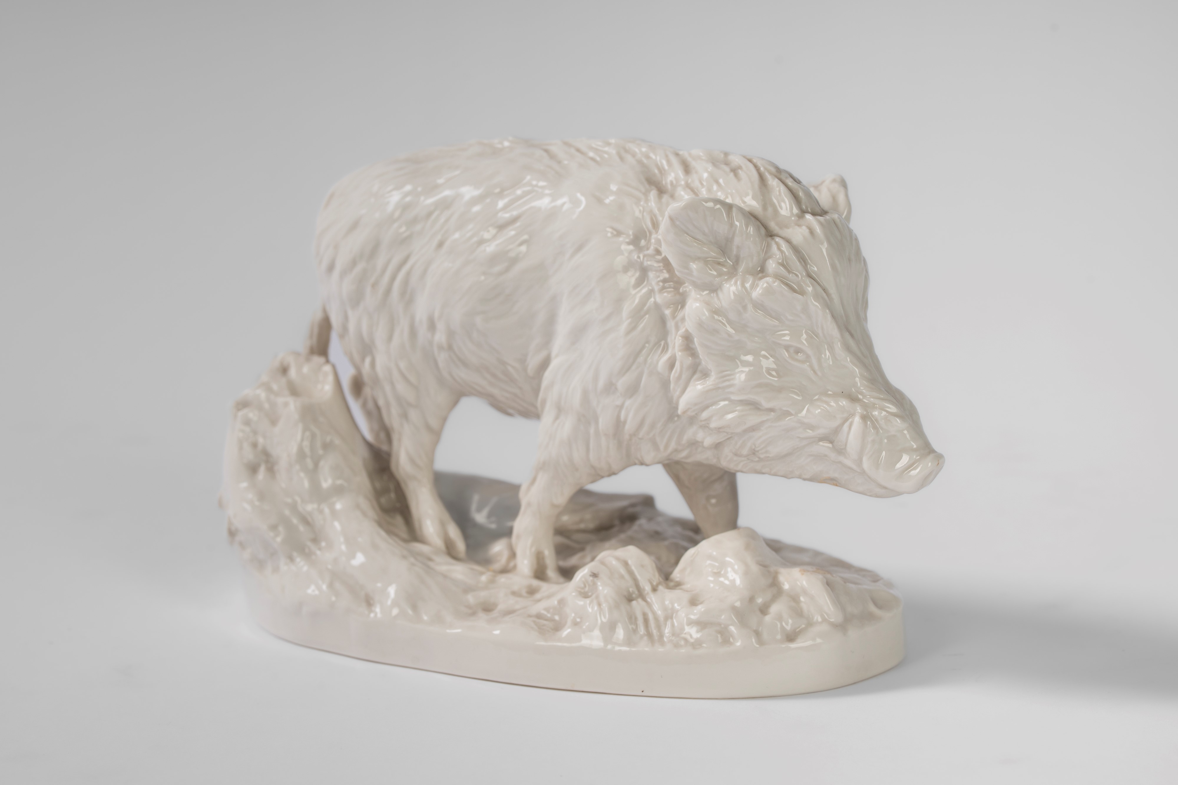 Cinghiale selvatico su base ovale a zolla boschiva in porcellana bianca. Nymphenburg, inizio seco...