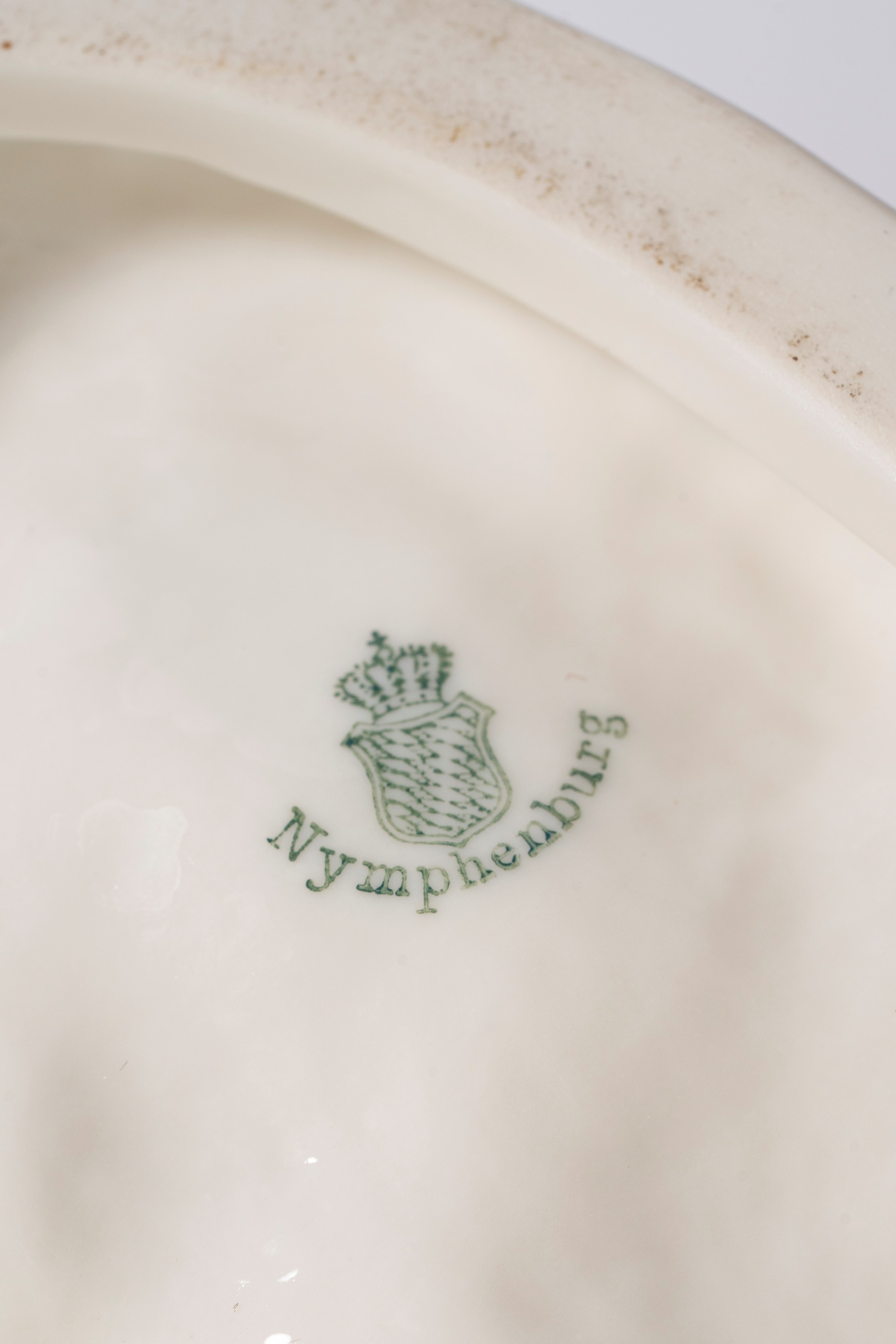 Cinghiale selvatico su base ovale a zolla boschiva in porcellana bianca. Nymphenburg, inizio seco...